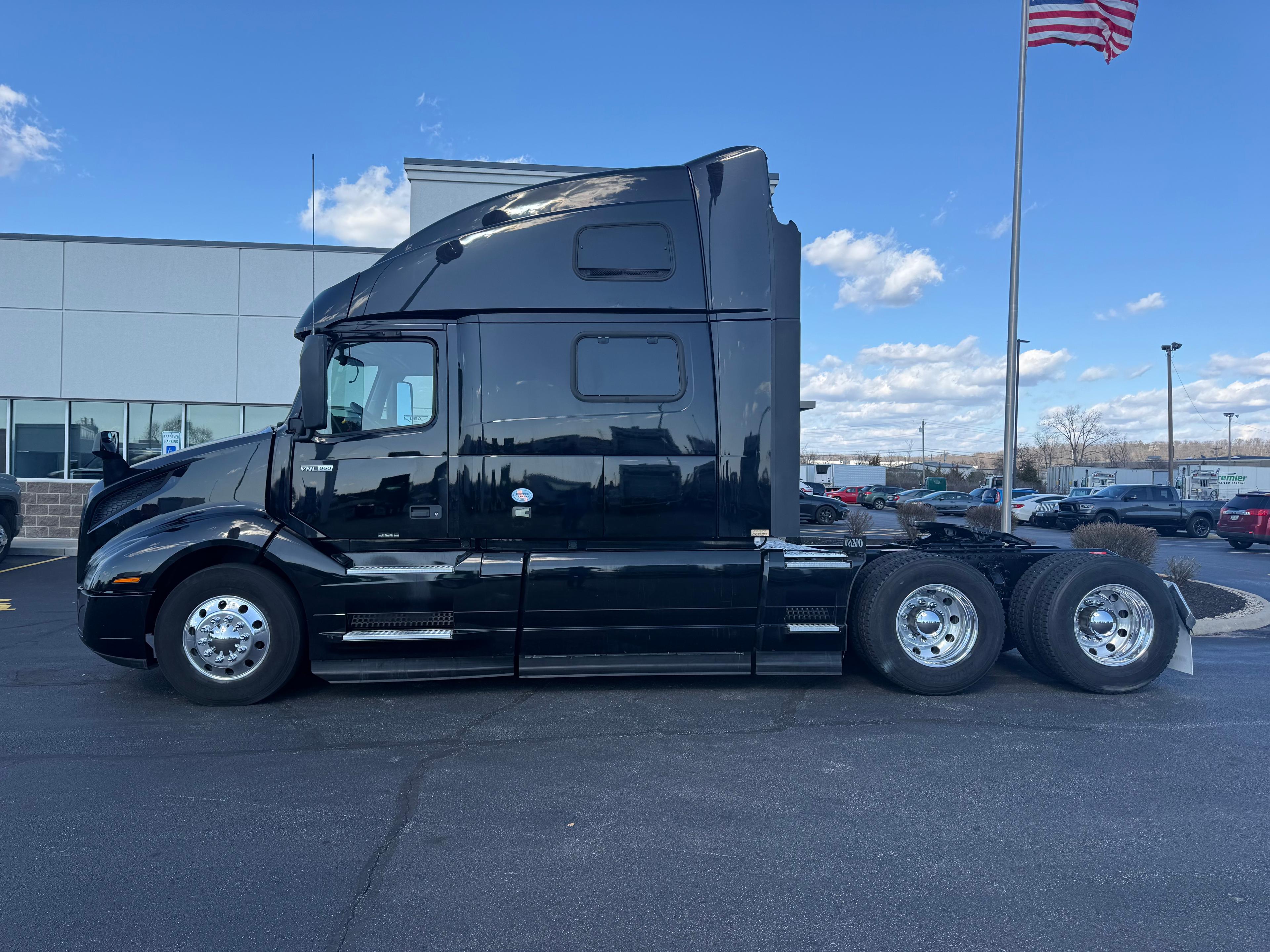 2020 Volvo VNL 860 in Cincinnati, OH — photo 2