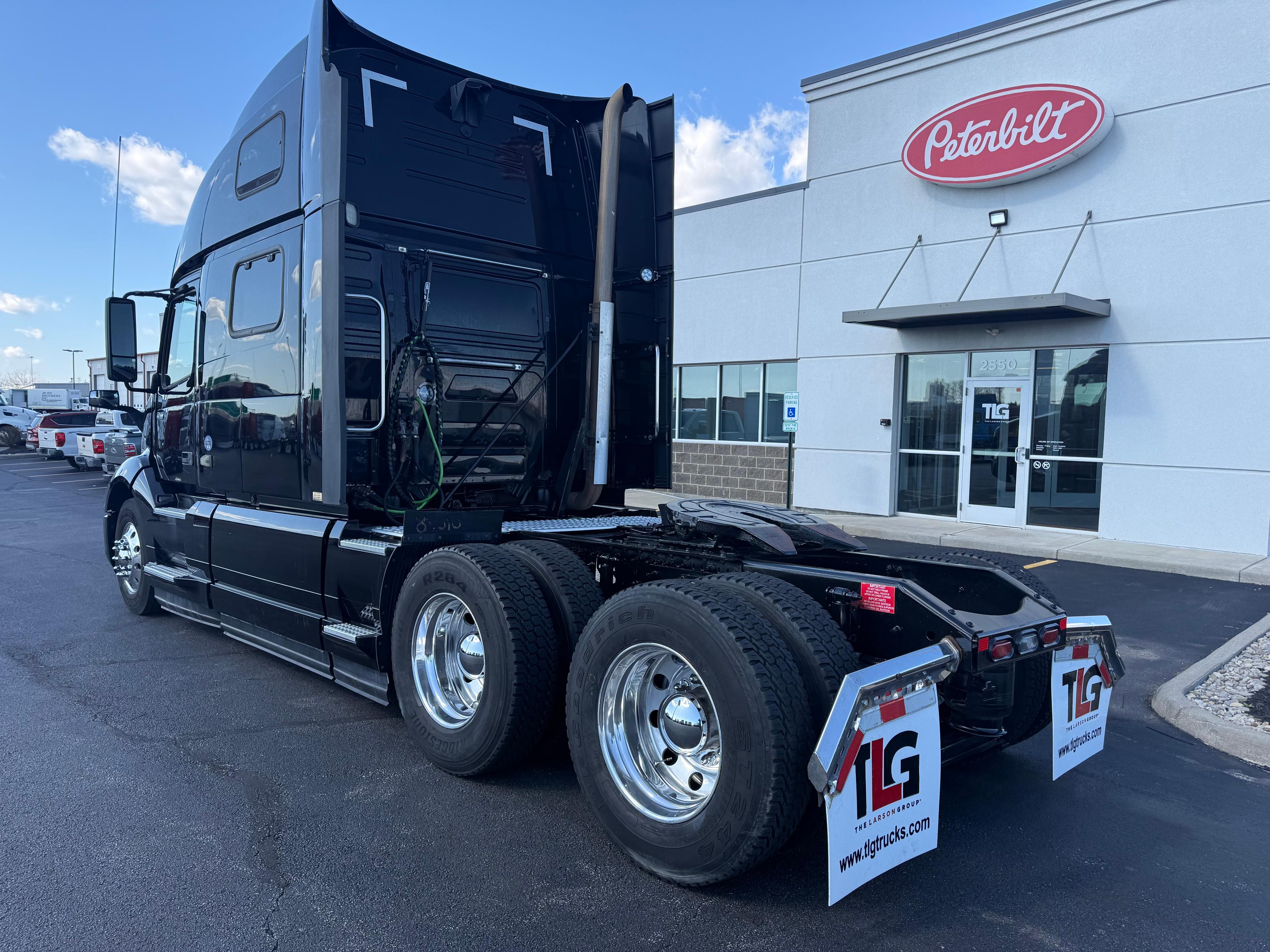 2020 Volvo VNL 860 in Cincinnati, OH — photo 3