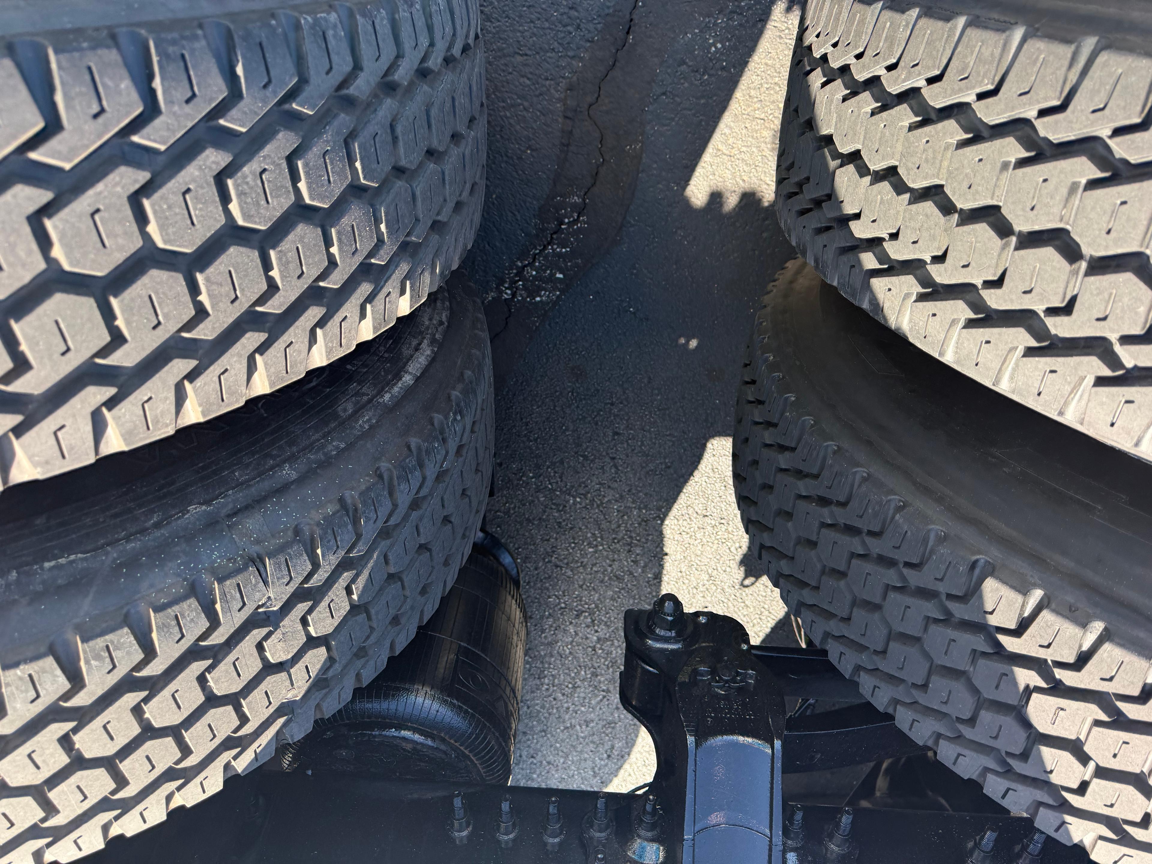 2020 Volvo VNL 860 in Cincinnati, OH — photo 12