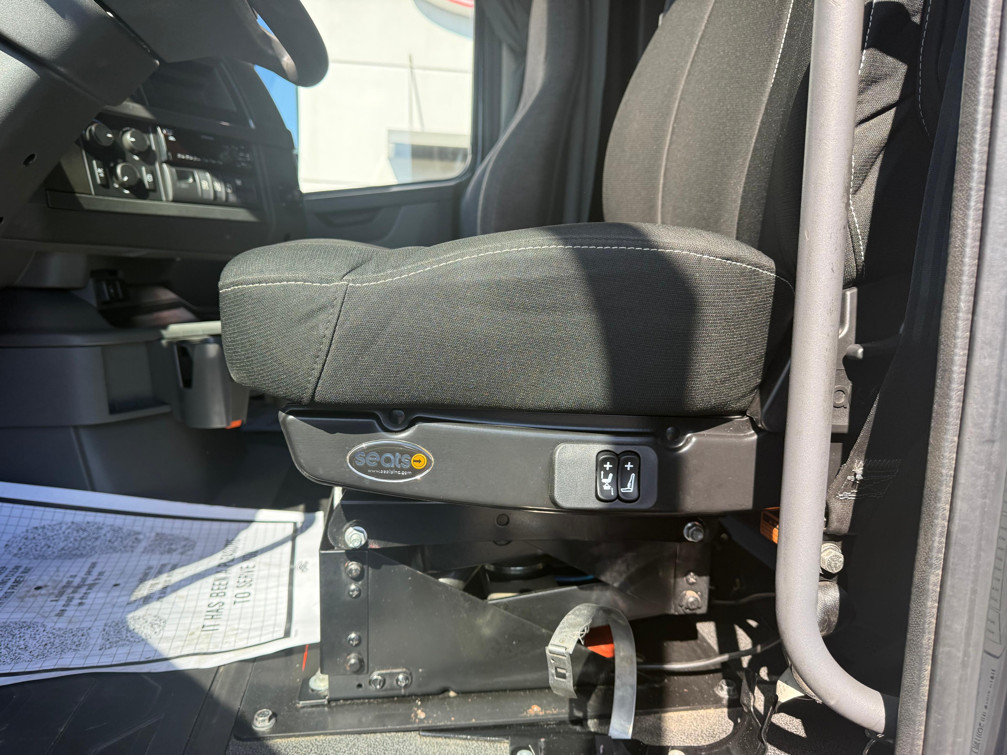 2020 Volvo VNL 860 in Cincinnati, OH — photo 15