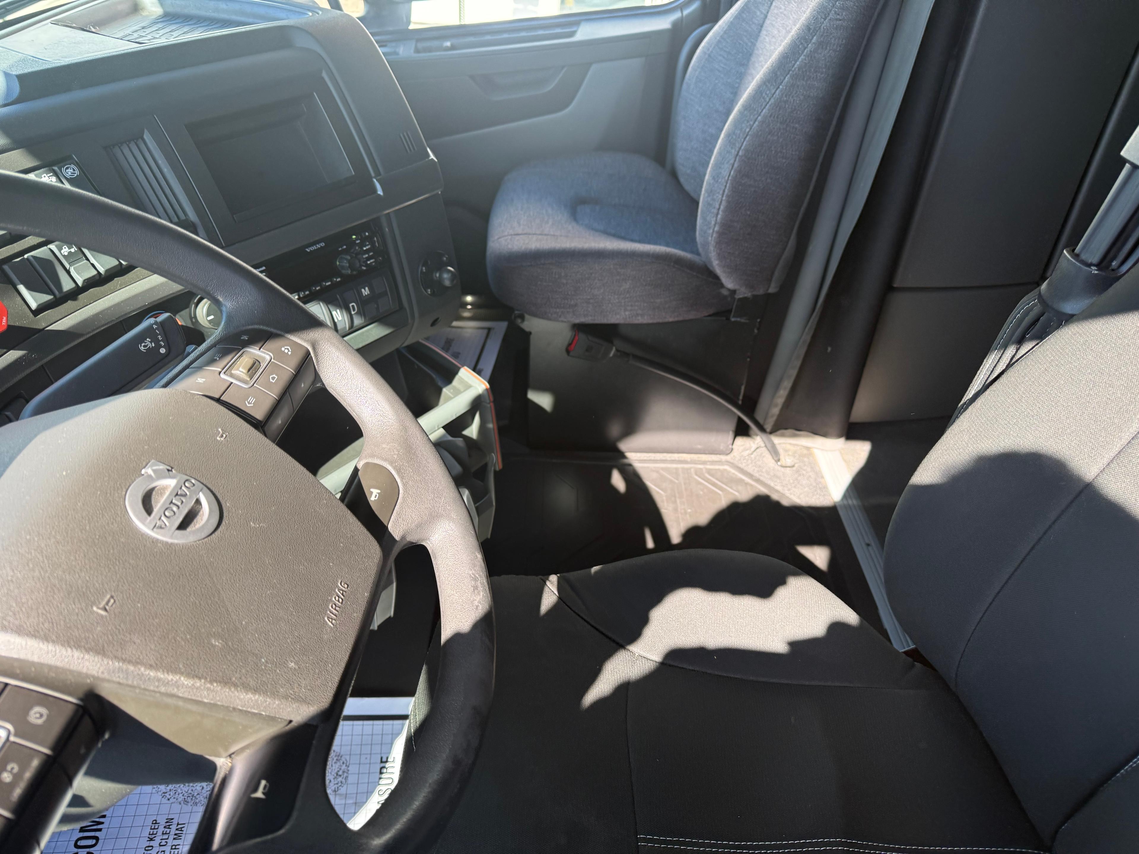 2020 Volvo VNL 860 in Cincinnati, OH — photo 16