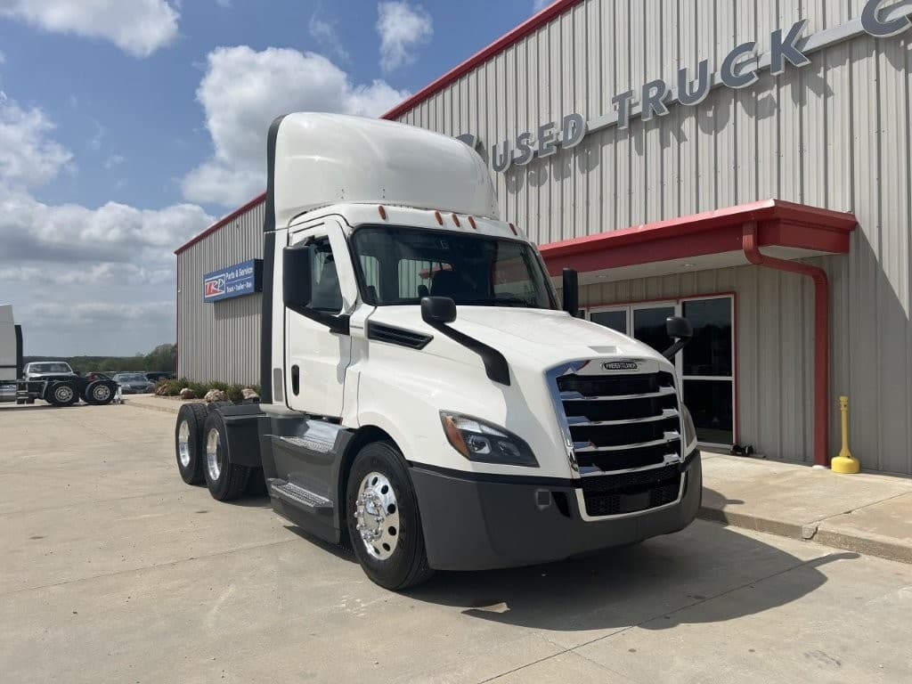 2021 Freightliner Cascadia in Springfield, MO — photo 2