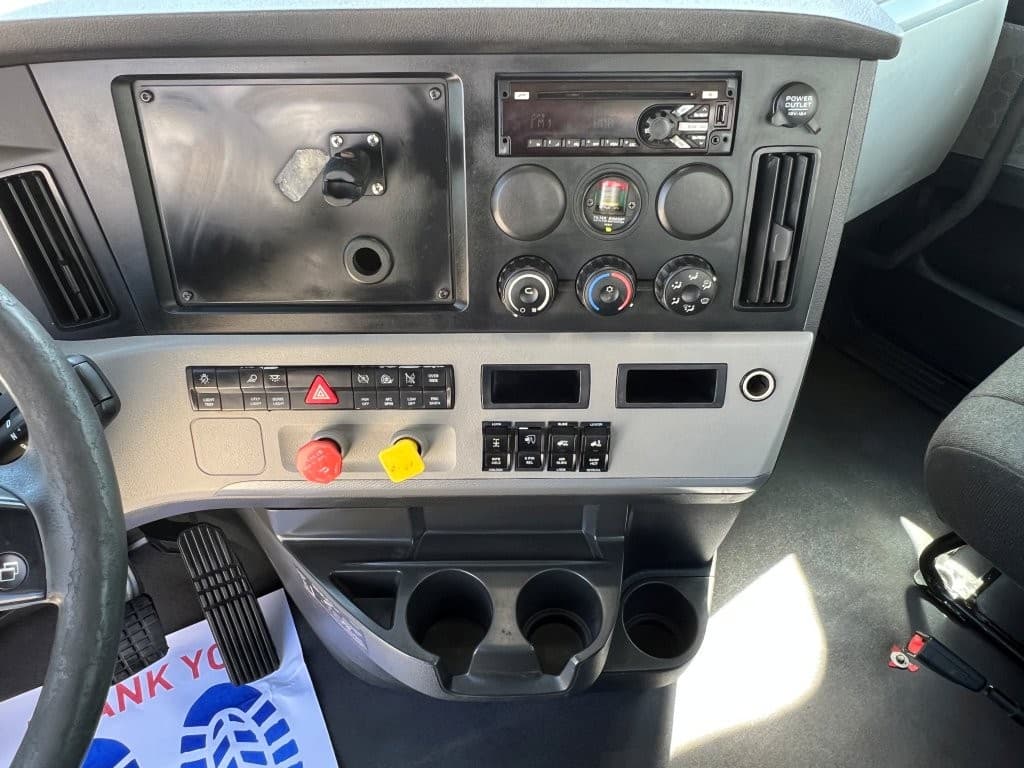 2021 Freightliner Cascadia in Springfield, MO — photo 12