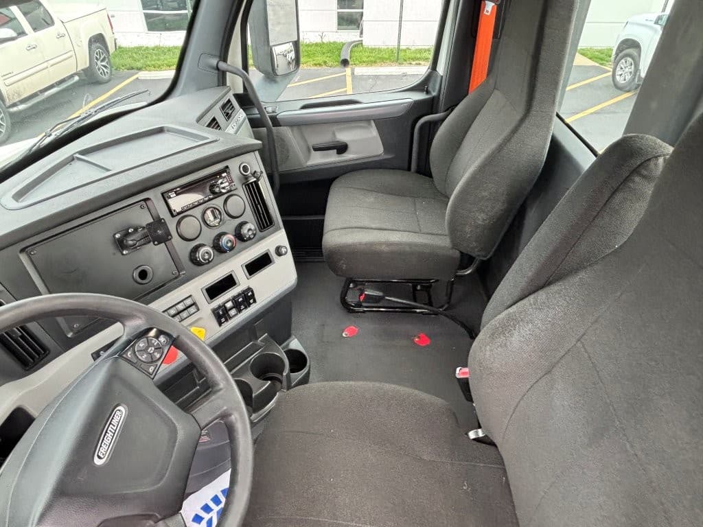 2021 Freightliner Cascadia in Springfield, MO — photo 14