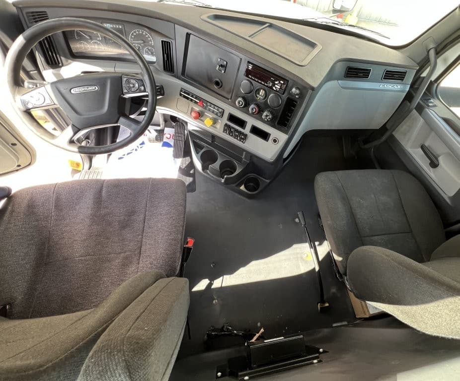 2021 Freightliner Cascadia in Springfield, MO — photo 16