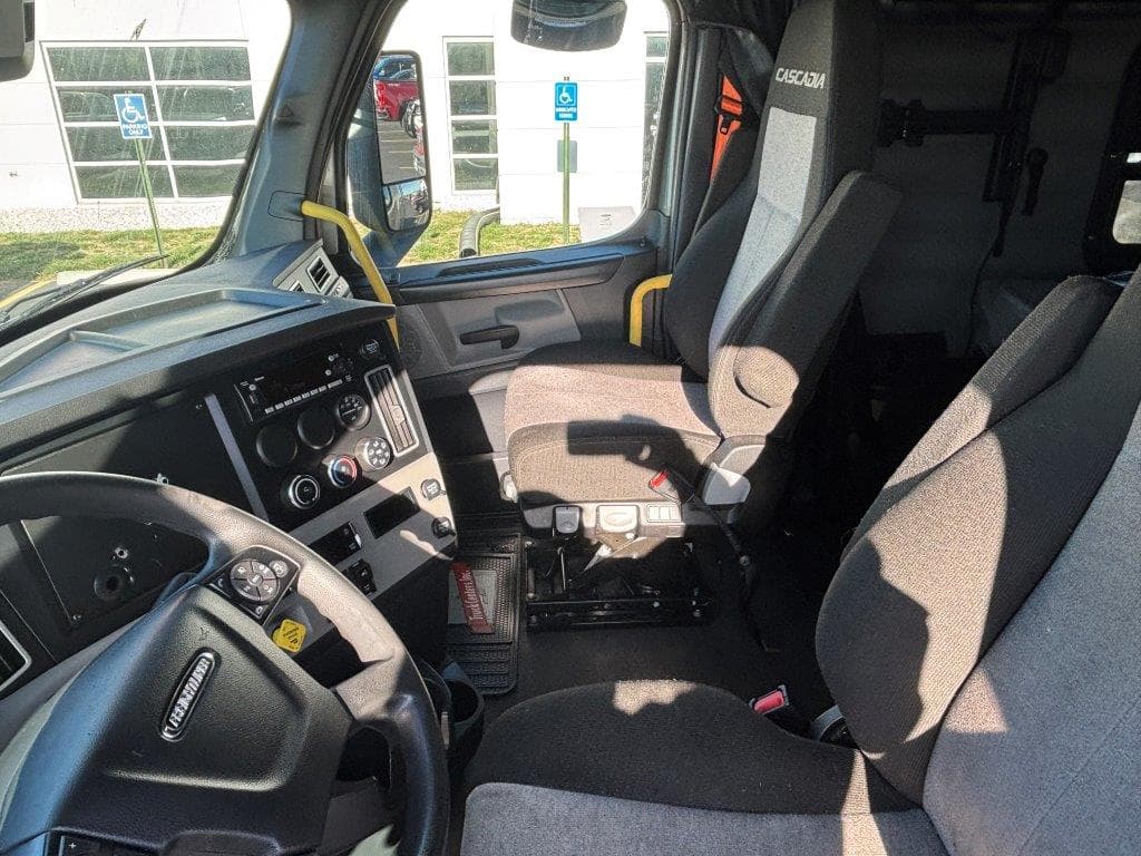 2023 Freightliner Cascadia in Springfield, MO — photo 14