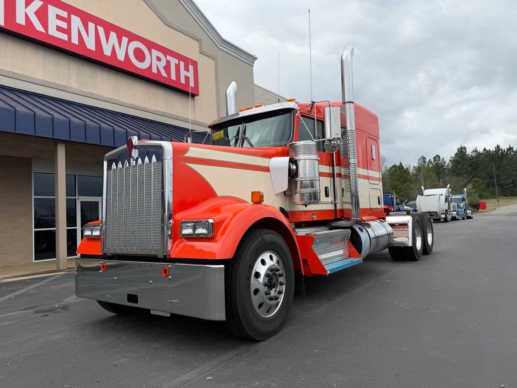 2027 Kenworth W900