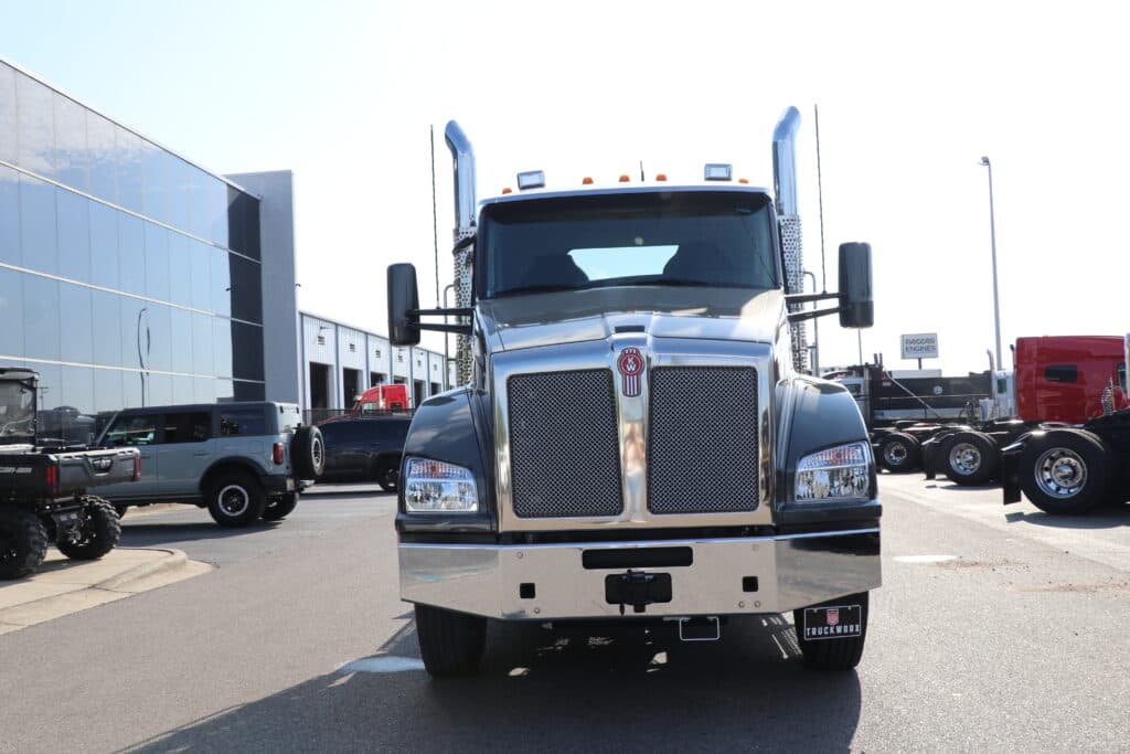 2027 Kenworth in Jackson, MS — photo 2