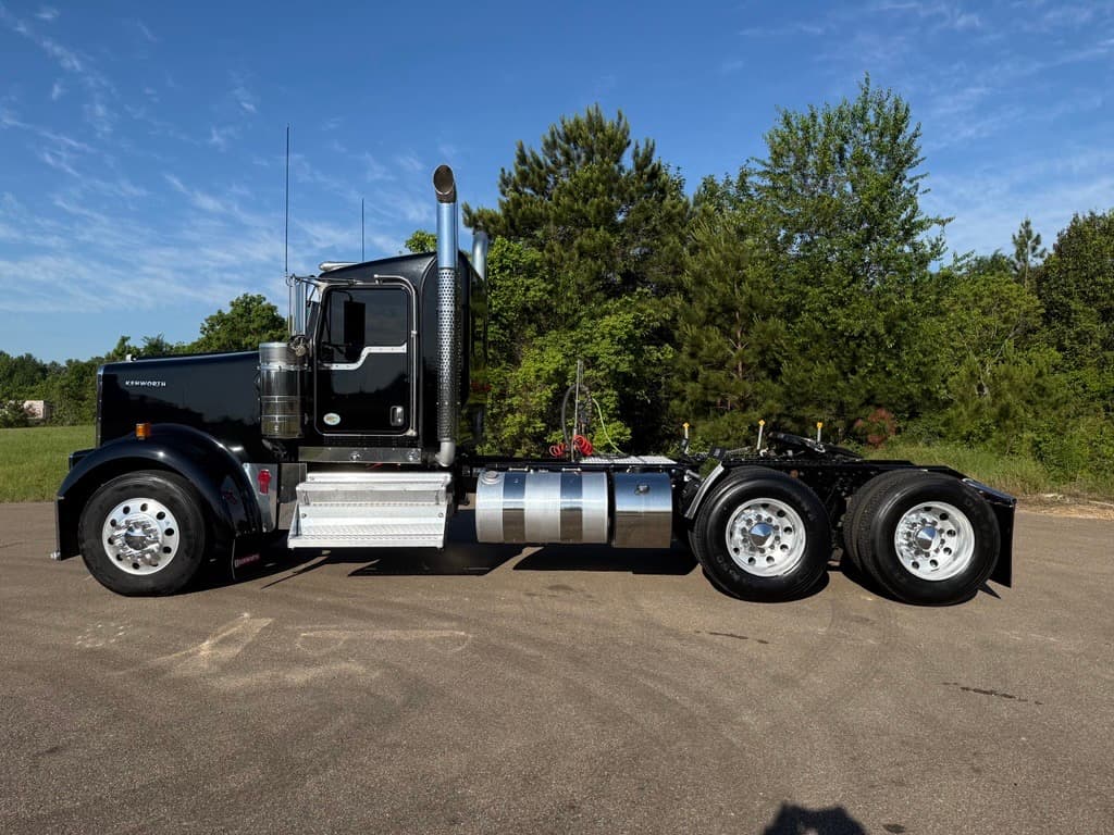 2025 Kenworth W900 in Jackson, MS — photo 2
