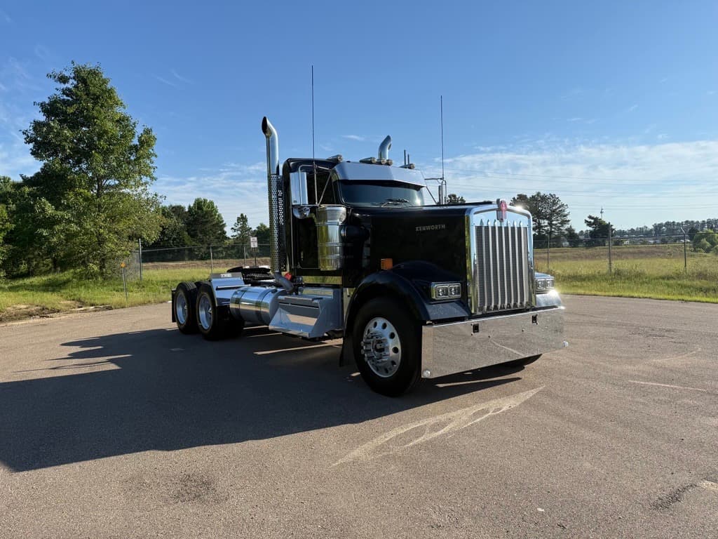 2025 Kenworth W900