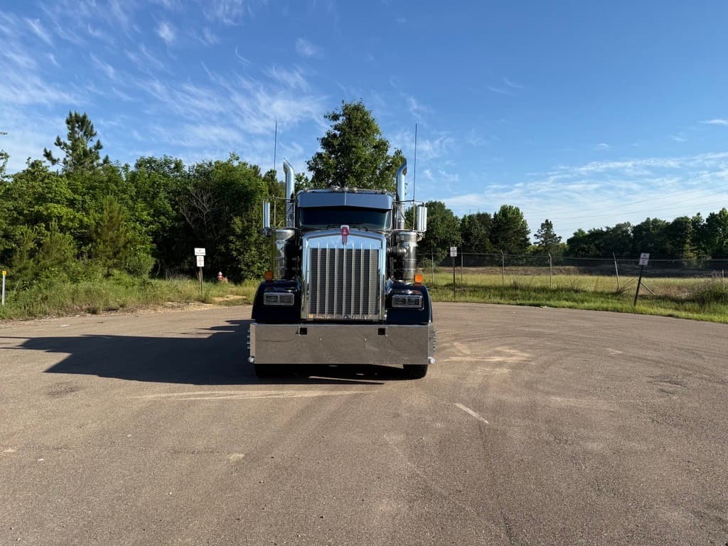 2025 Kenworth W900 in Jackson, MS — photo 7