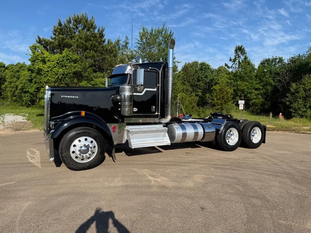 2025 Kenworth W900 in Jackson, MS — photo 8