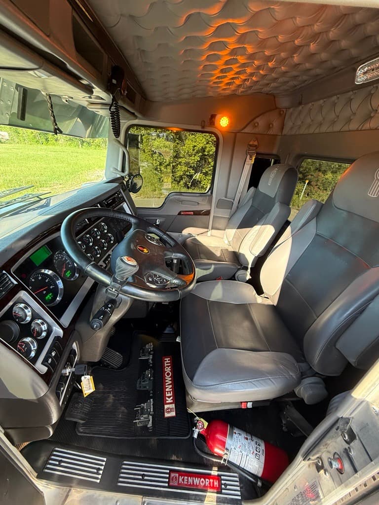 2025 Kenworth W900 in Jackson, MS — photo 11