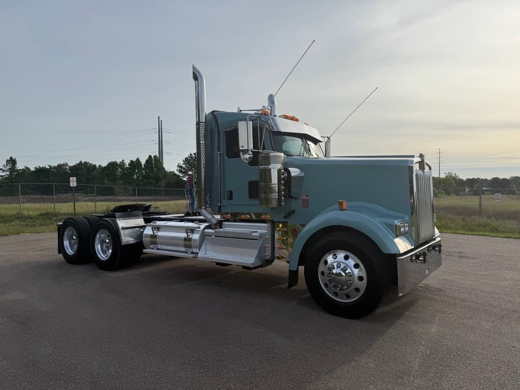 2024 Kenworth W900 in Jackson, MS — photo 8