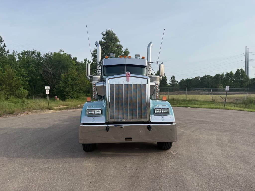 2024 Kenworth W900 in Jackson, MS — photo 2