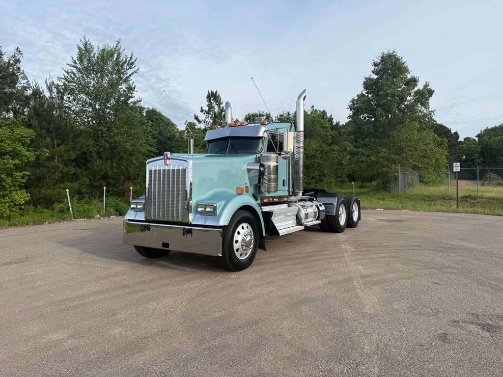 2024 Kenworth W900