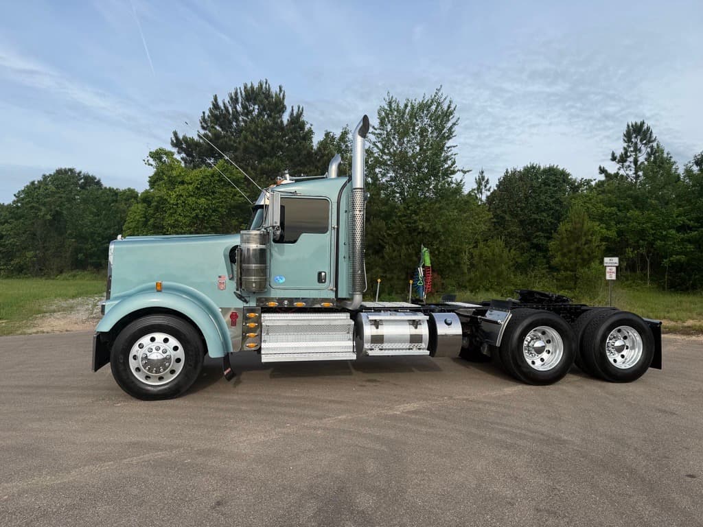 2024 Kenworth W900 in Jackson, MS — photo 3