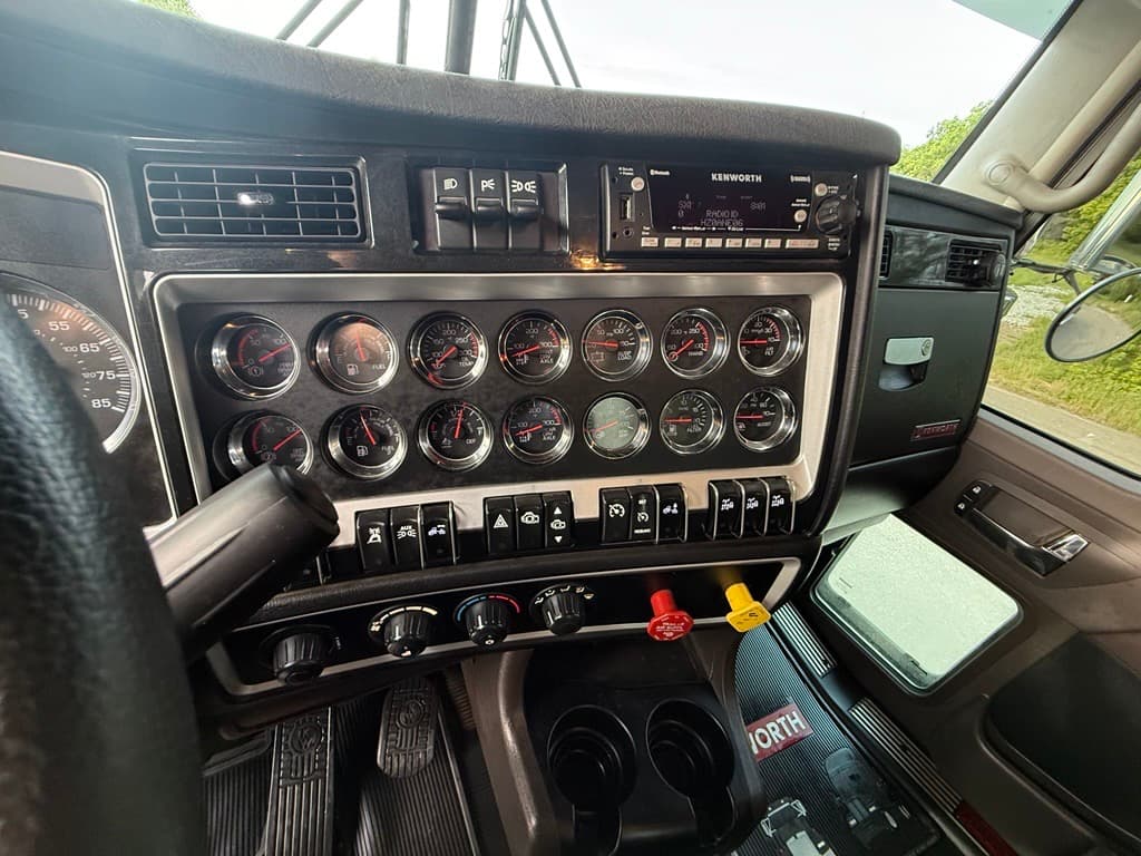 2024 Kenworth W900 in Jackson, MS — photo 10