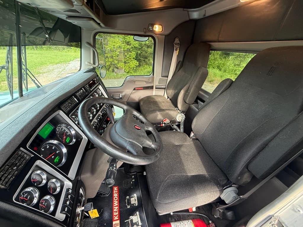 2024 Kenworth W900 in Jackson, MS — photo 9