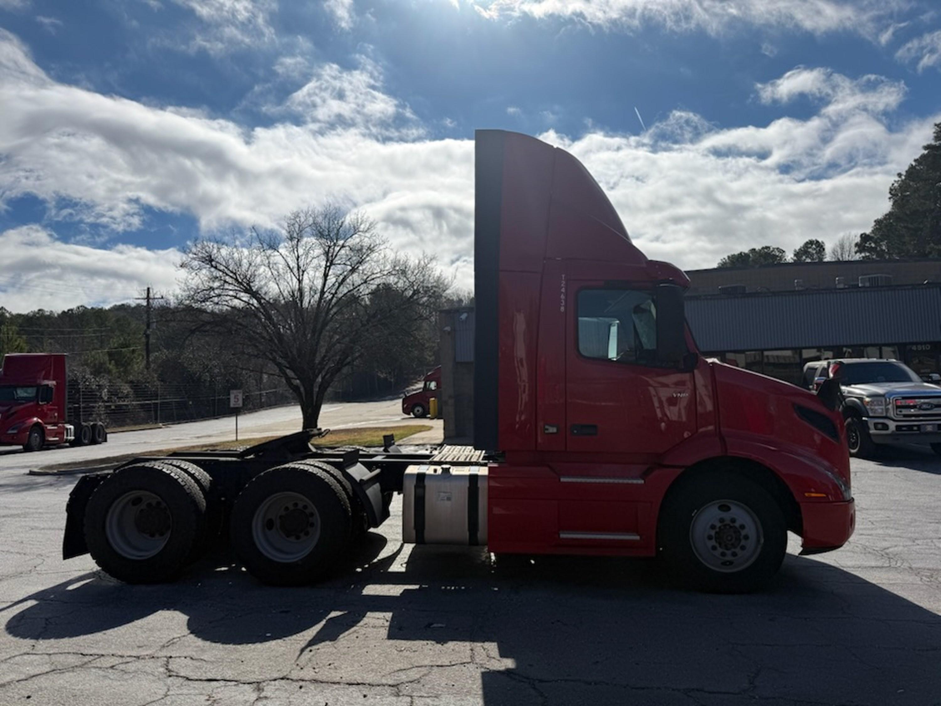 2021 Volvo VNR 640 in GUARDIAN ATLANTA, GA — photo 4
