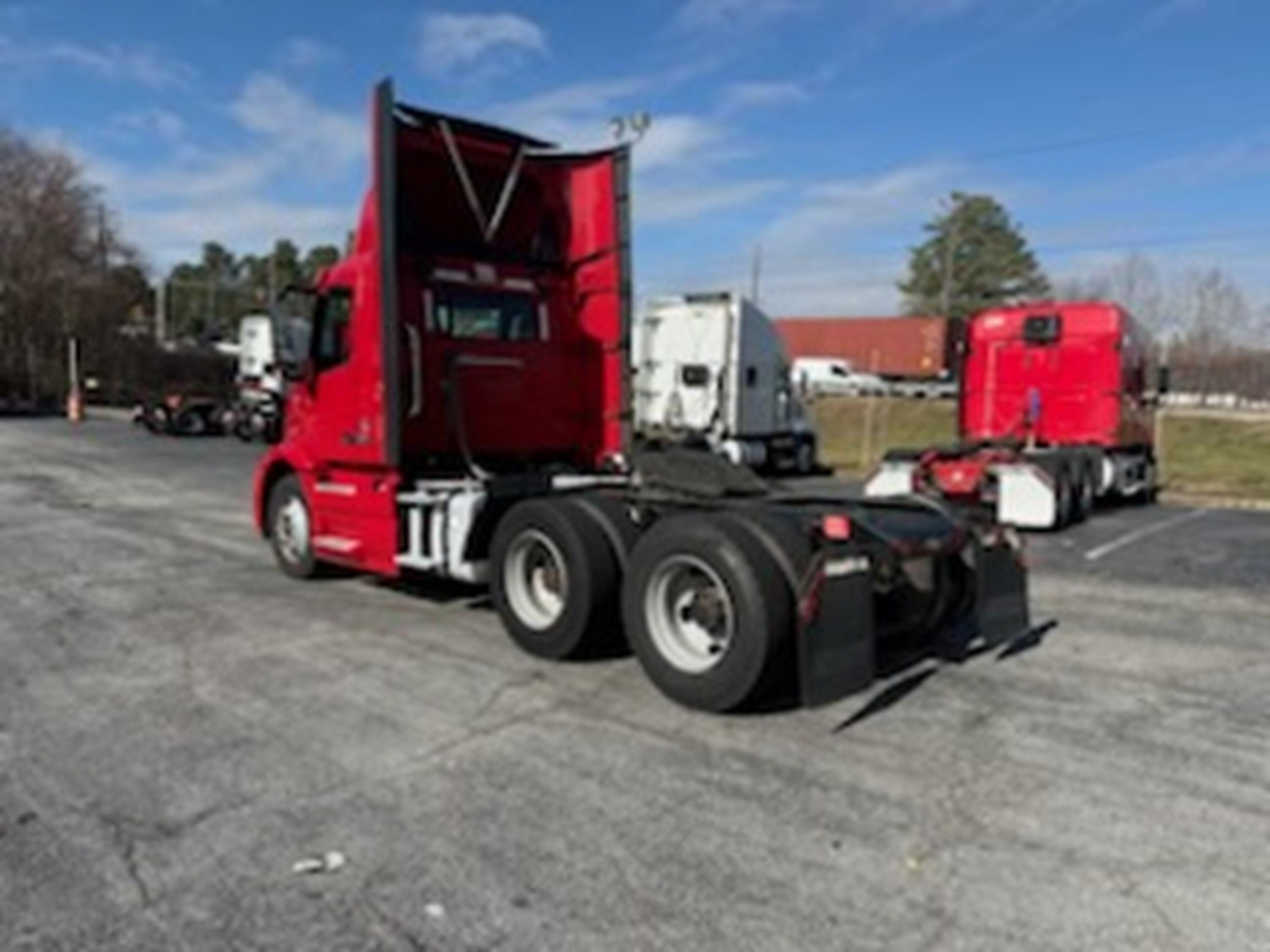 2021 Volvo VNR 640 in LA VERGNE, GA — photo 7