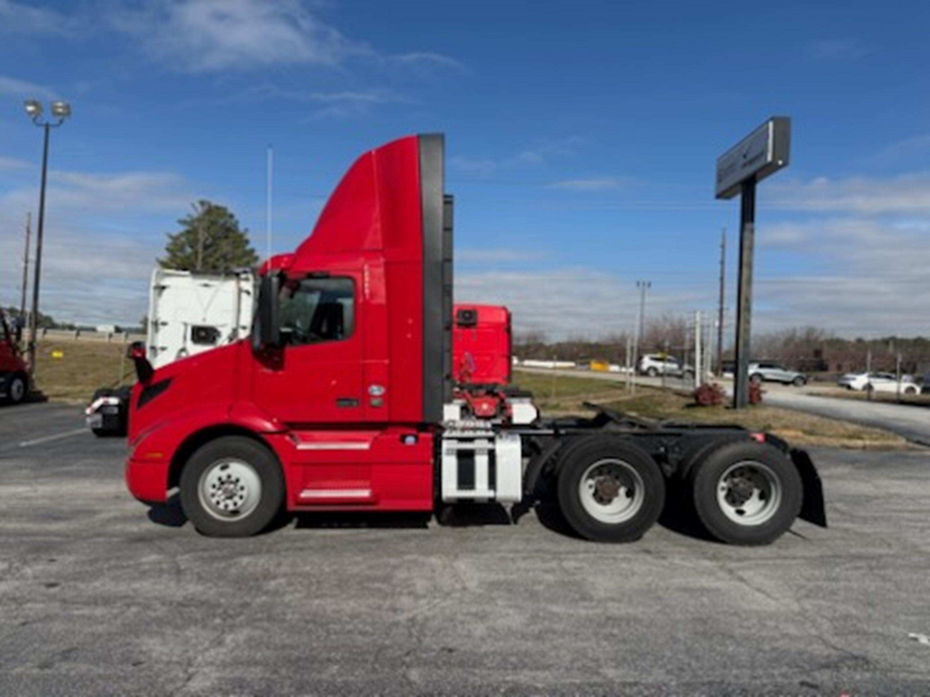 2021 Volvo VNR 640 in LA VERGNE, GA — photo 8