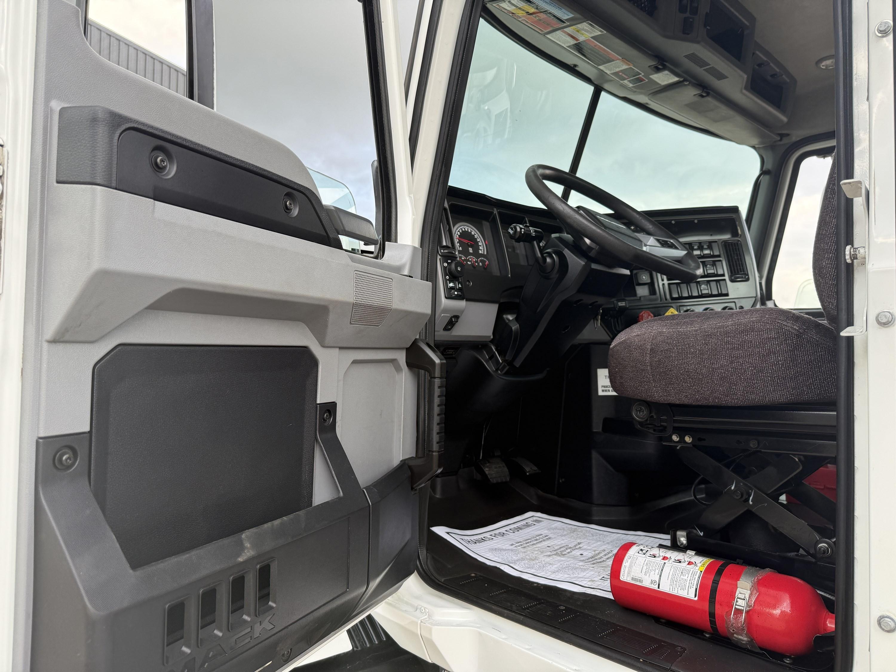 2021 Mack Anthem in HOUSTON, TX — photo 9