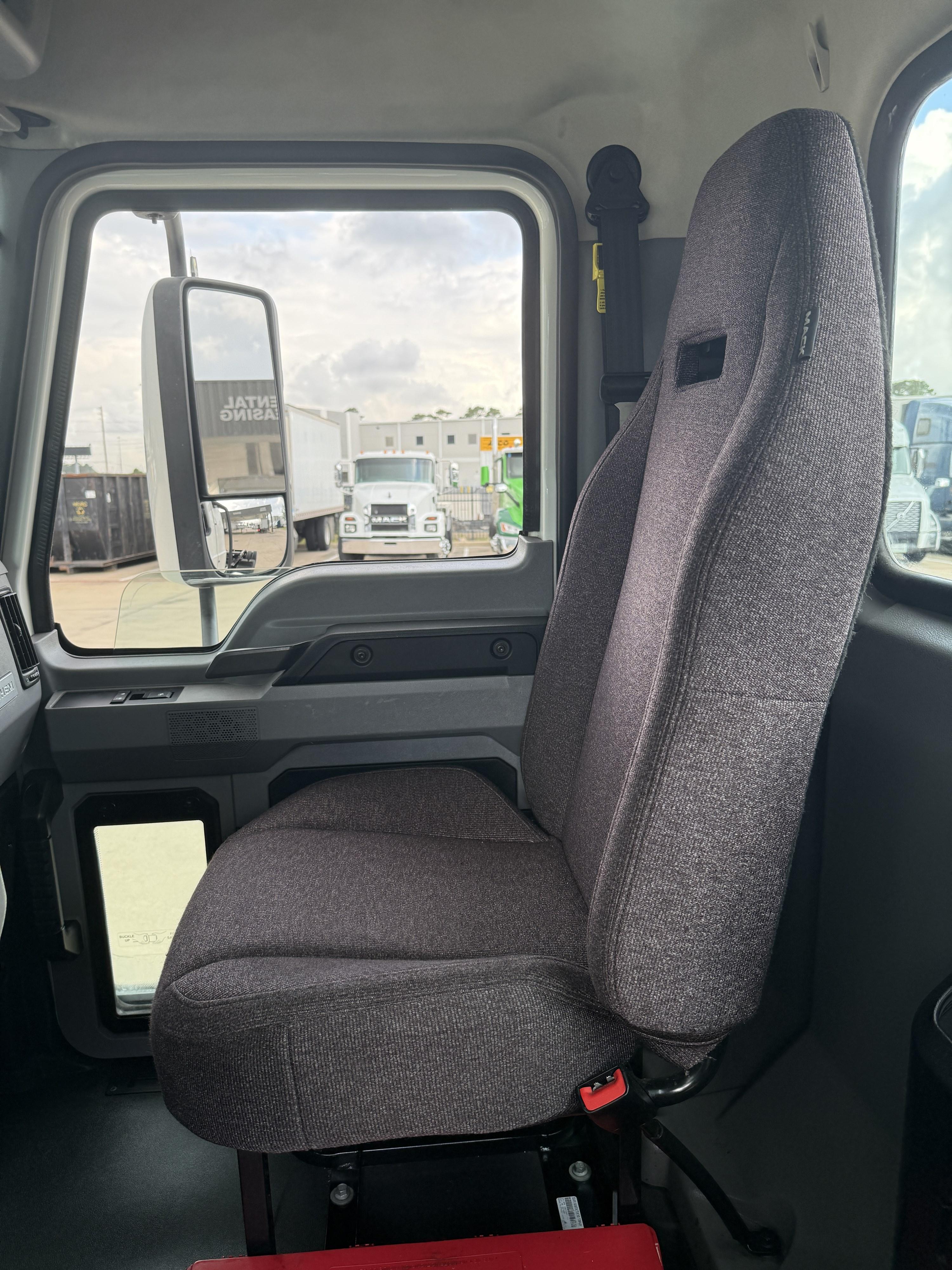 2021 Mack Anthem in HOUSTON, TX — photo 10