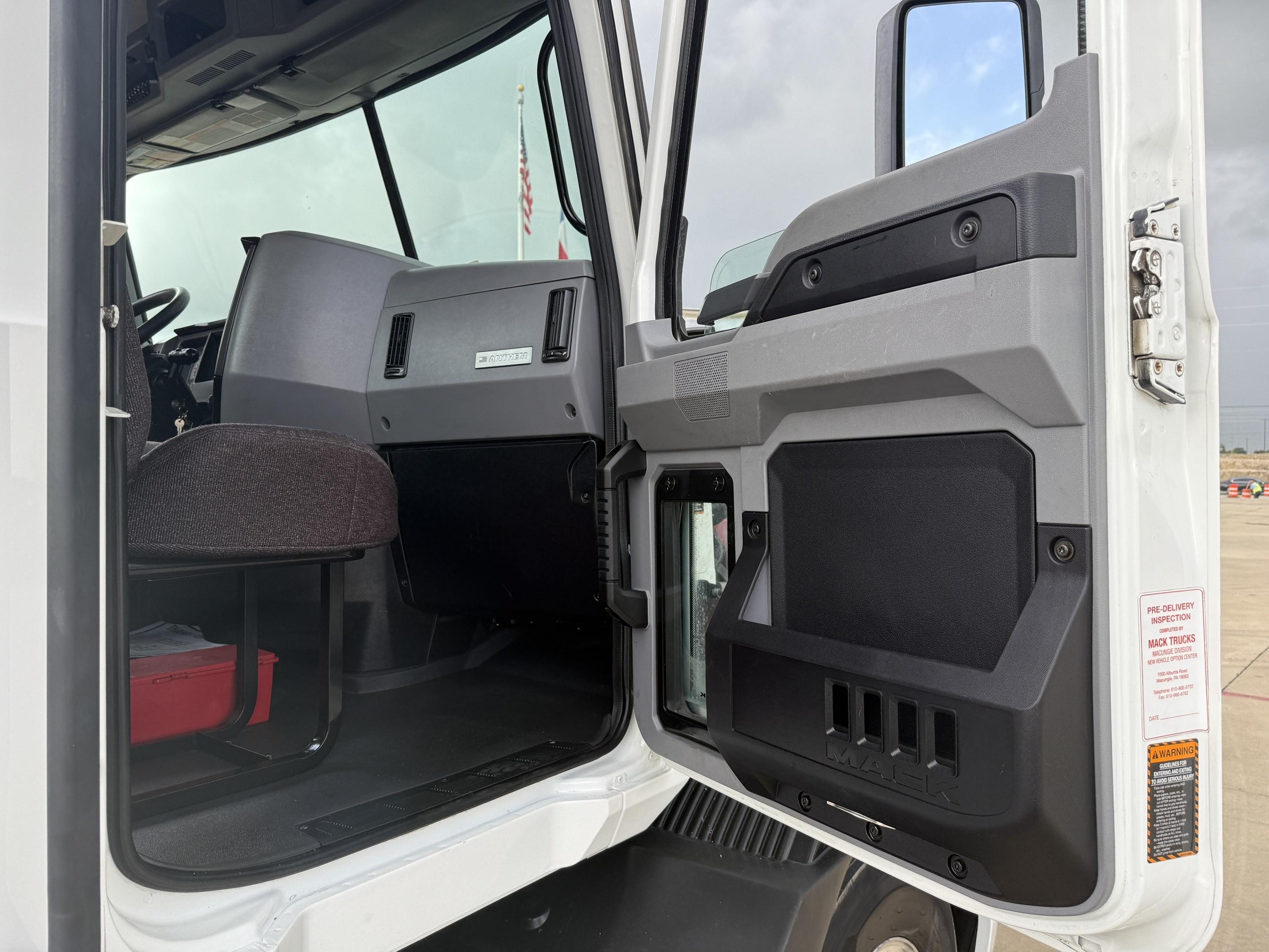 2021 Mack Anthem in HOUSTON, TX — photo 11