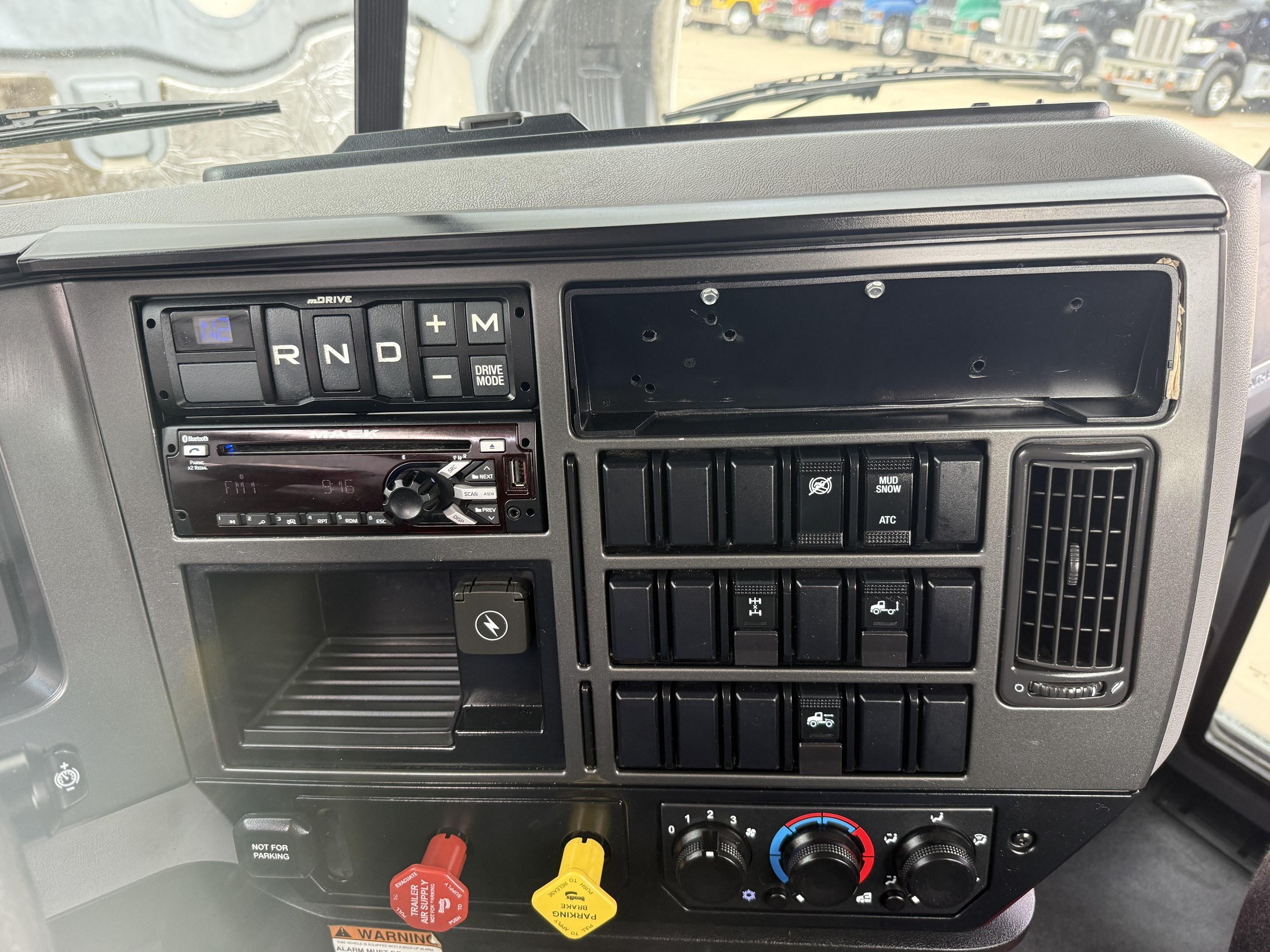 2021 Mack Anthem in HOUSTON, TX — photo 13