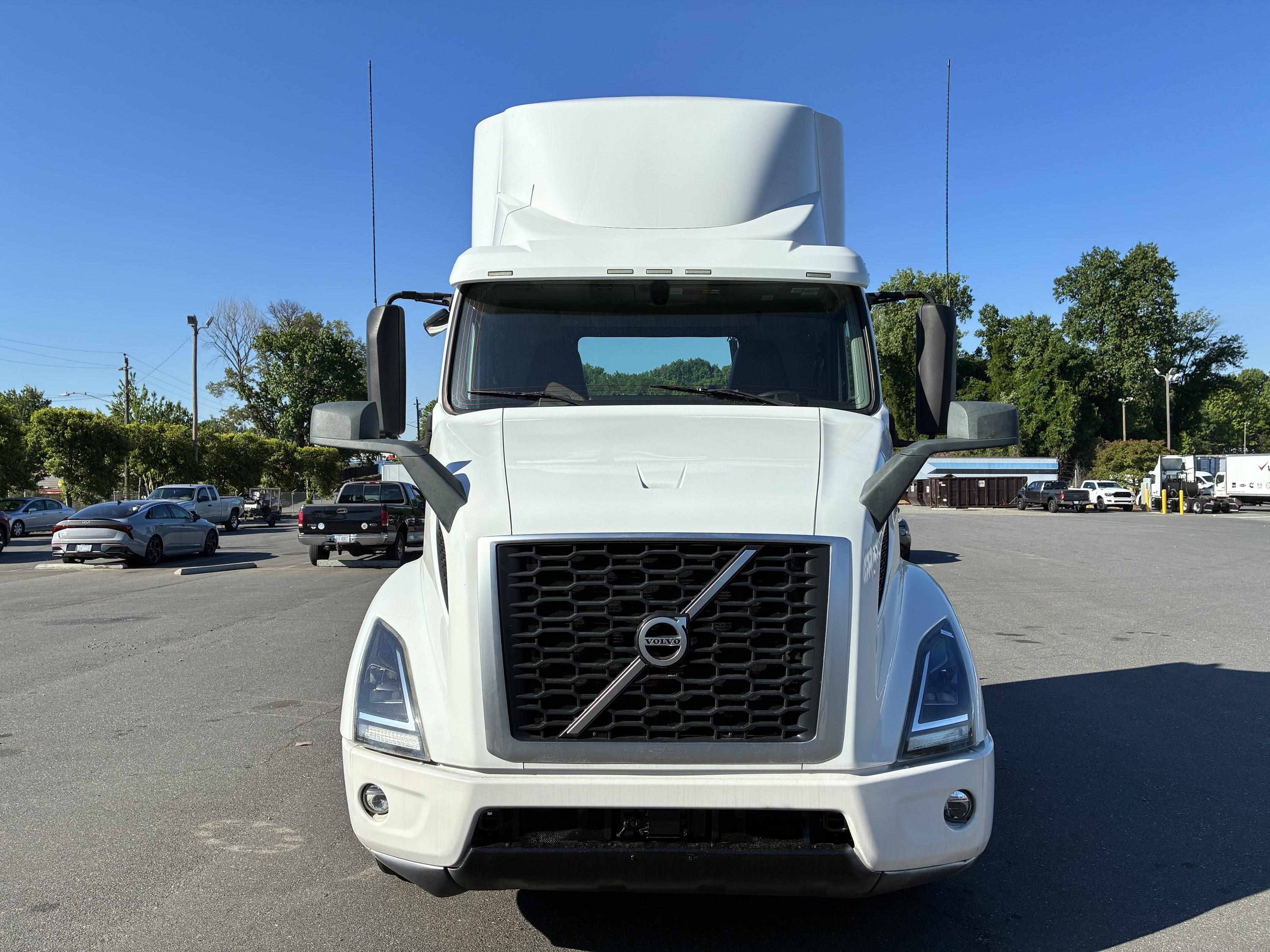 2021 Volvo VNR 640 in CHARLOTTE, NC — photo 2