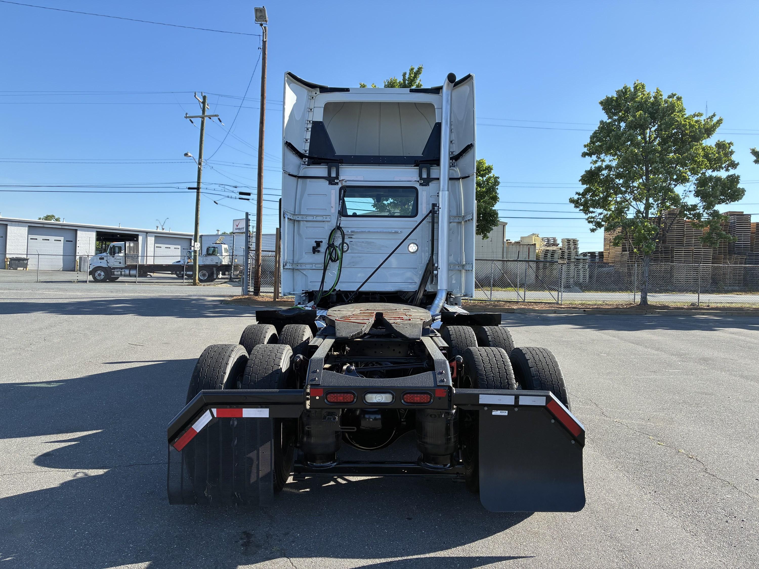 2021 Volvo VNR 640 in CHARLOTTE, NC — photo 3