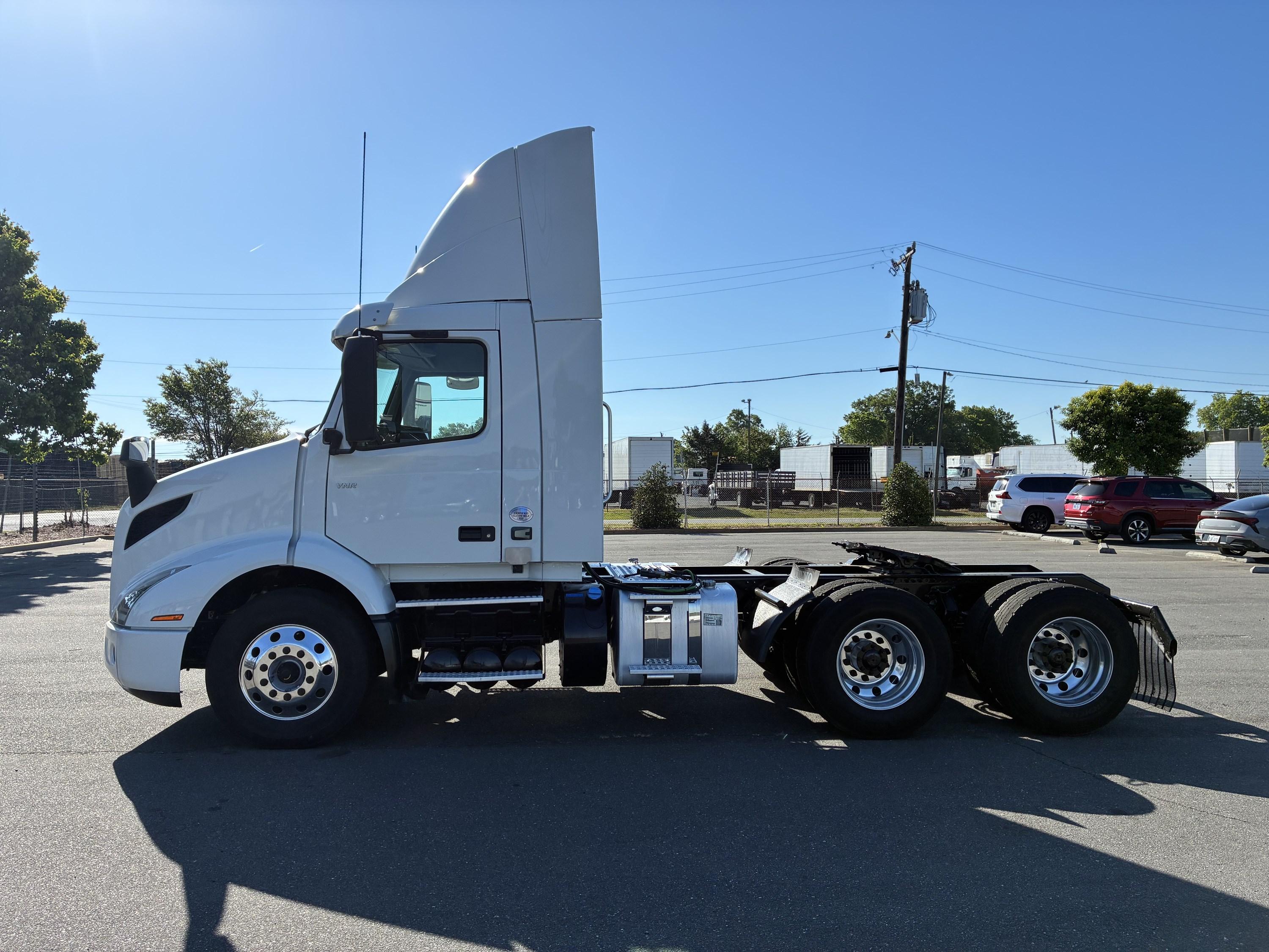 2021 Volvo VNR 640 in CHARLOTTE, NC — photo 4