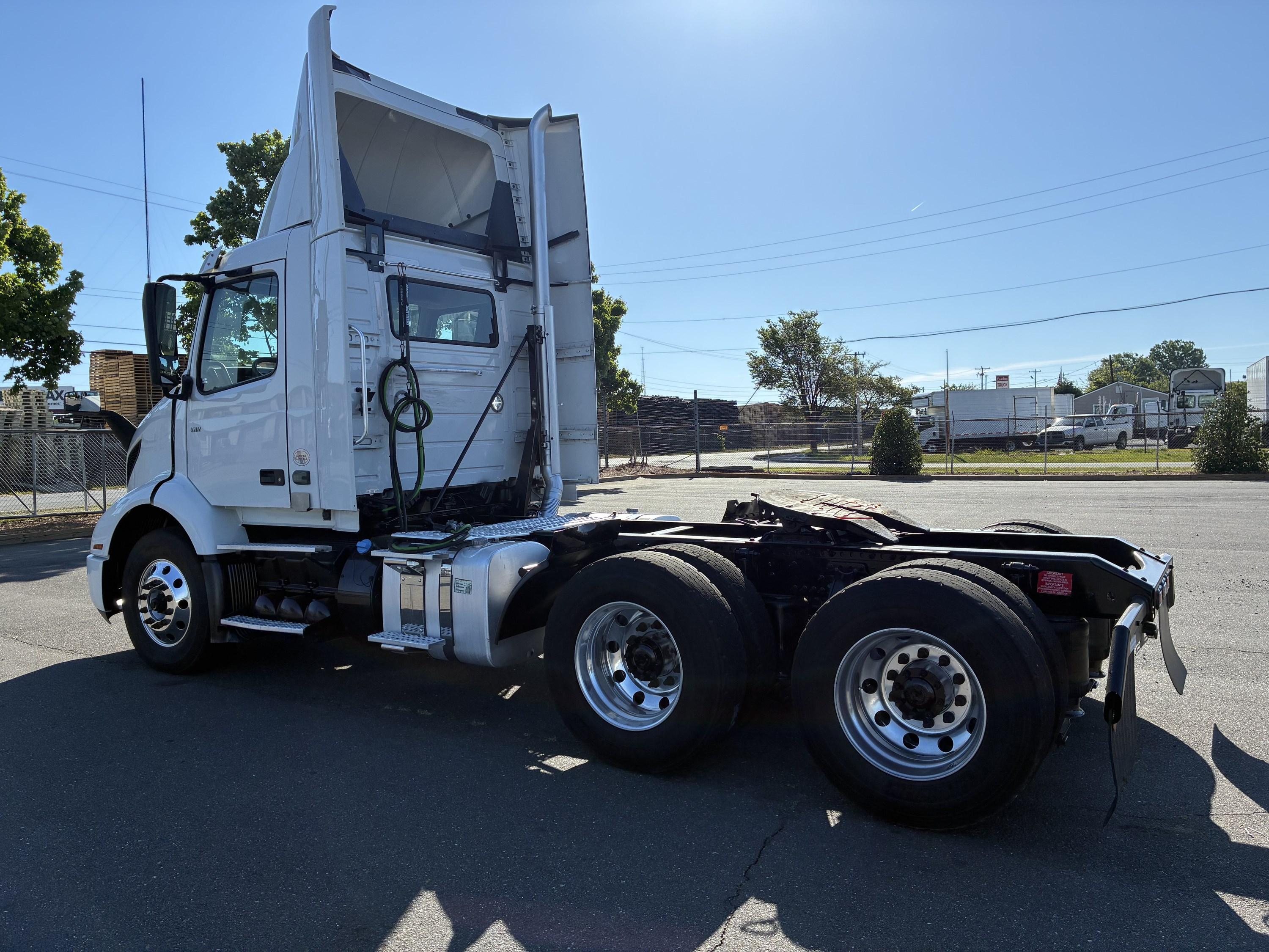 2021 Volvo VNR 640 in CHARLOTTE, NC — photo 5