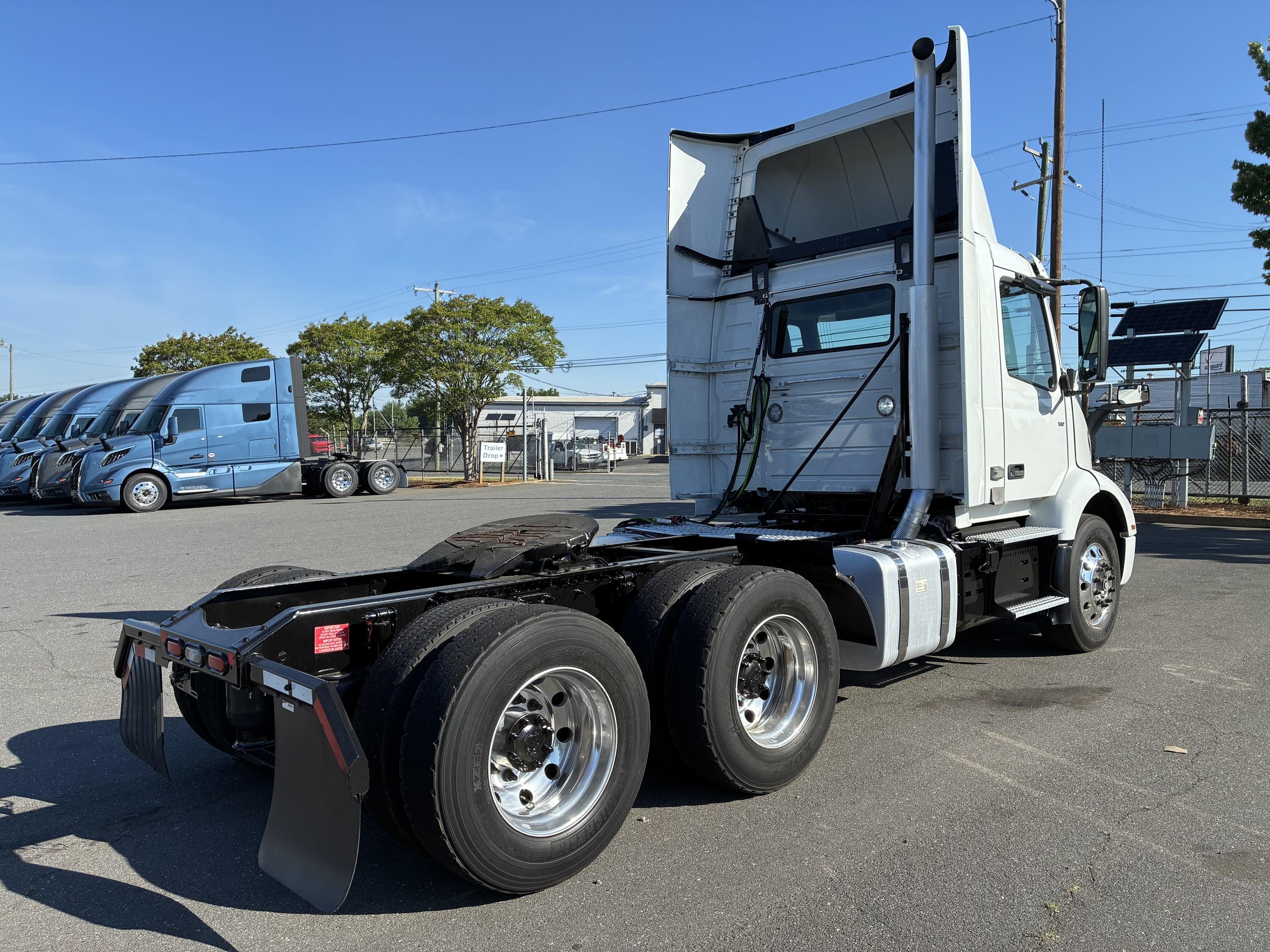 2021 Volvo VNR 640 in CHARLOTTE, NC — photo 7