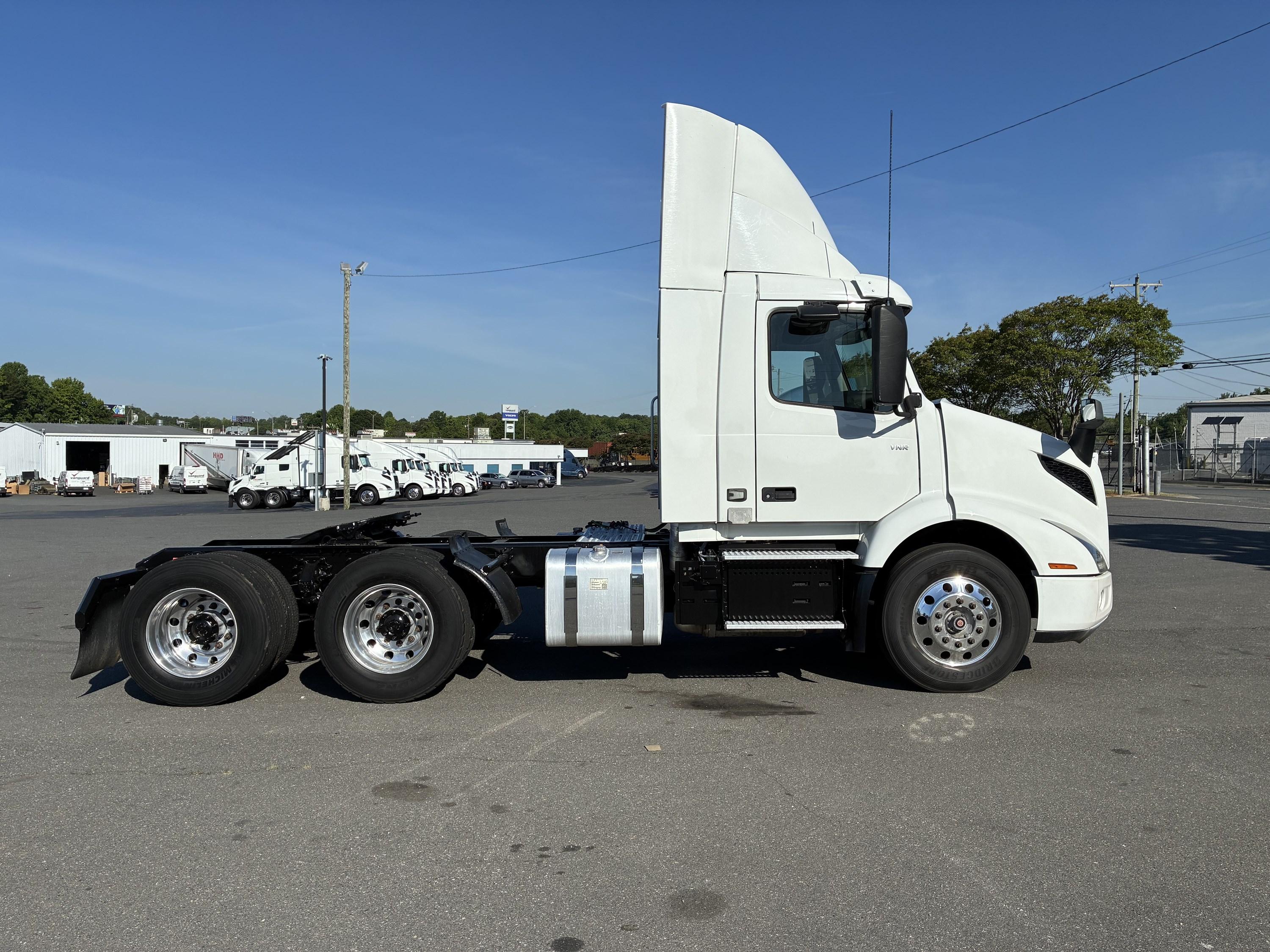 2021 Volvo VNR 640 in CHARLOTTE, NC — photo 8