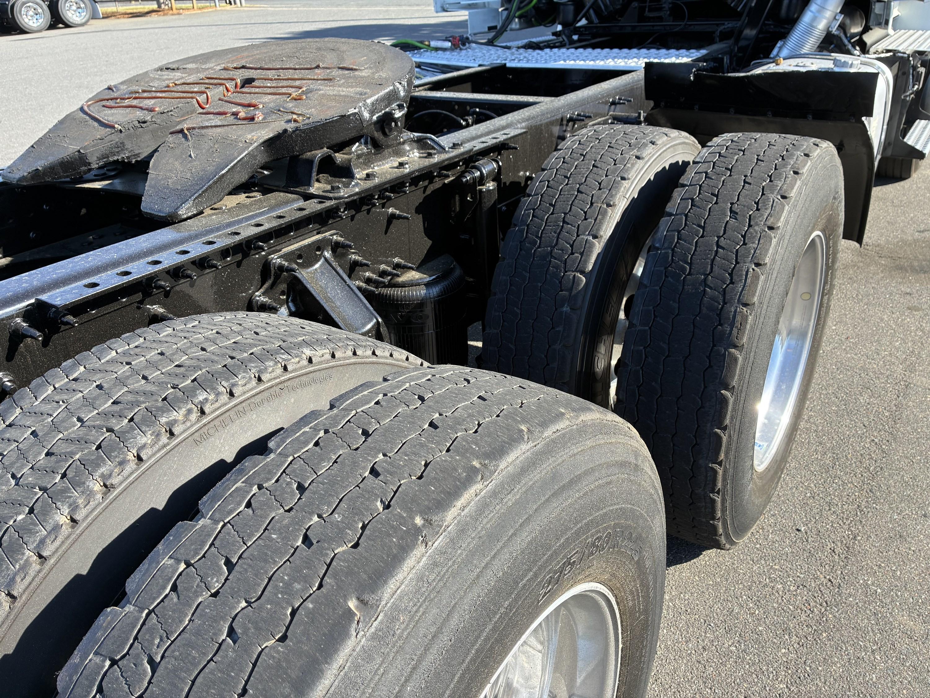 2021 Volvo VNR 640 in CHARLOTTE, NC — photo 9