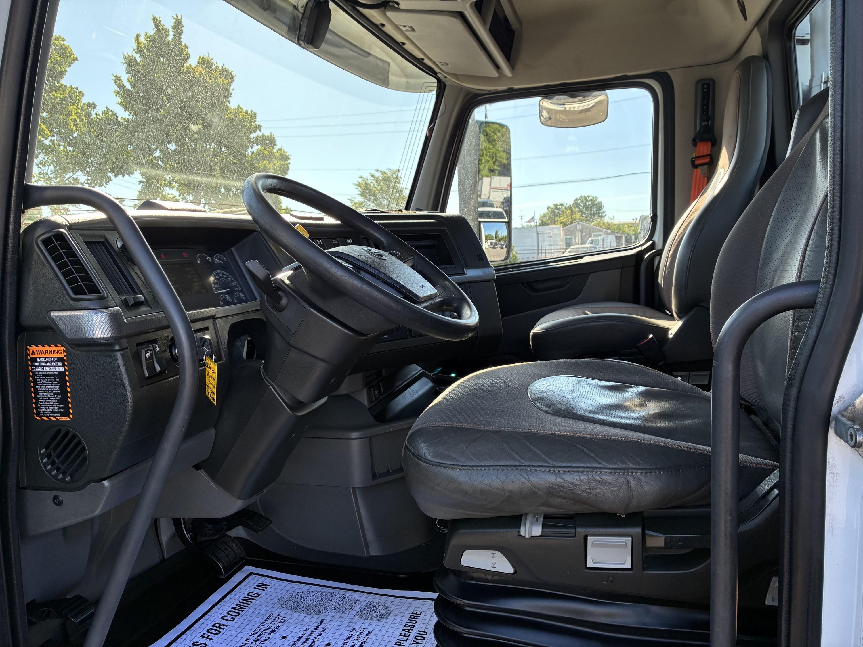 2021 Volvo VNR 640 in CHARLOTTE, NC — photo 13