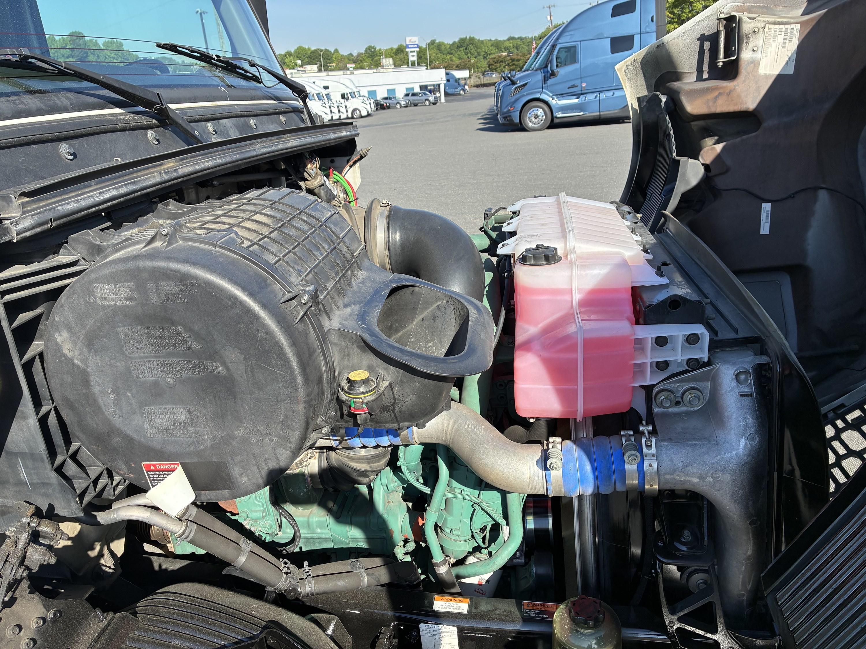2021 Volvo VNR 640 in CHARLOTTE, NC — photo 17