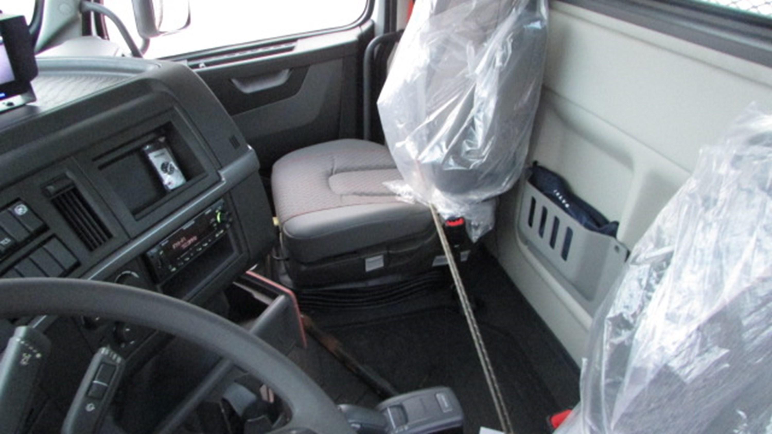 2025 Volvo in HOUSTON, TX — photo 12