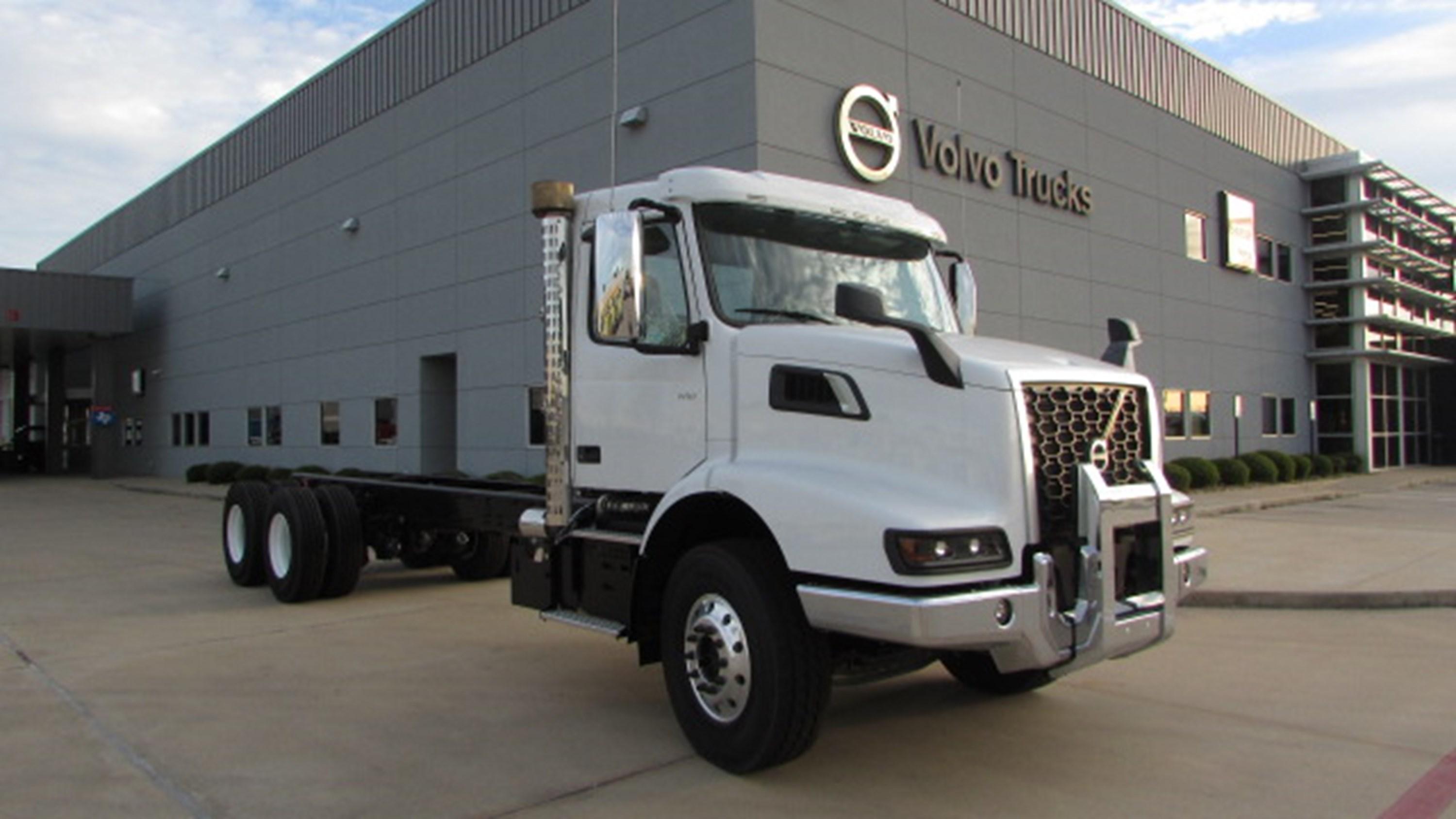 2025 Volvo in HOUSTON, TX — photo 2