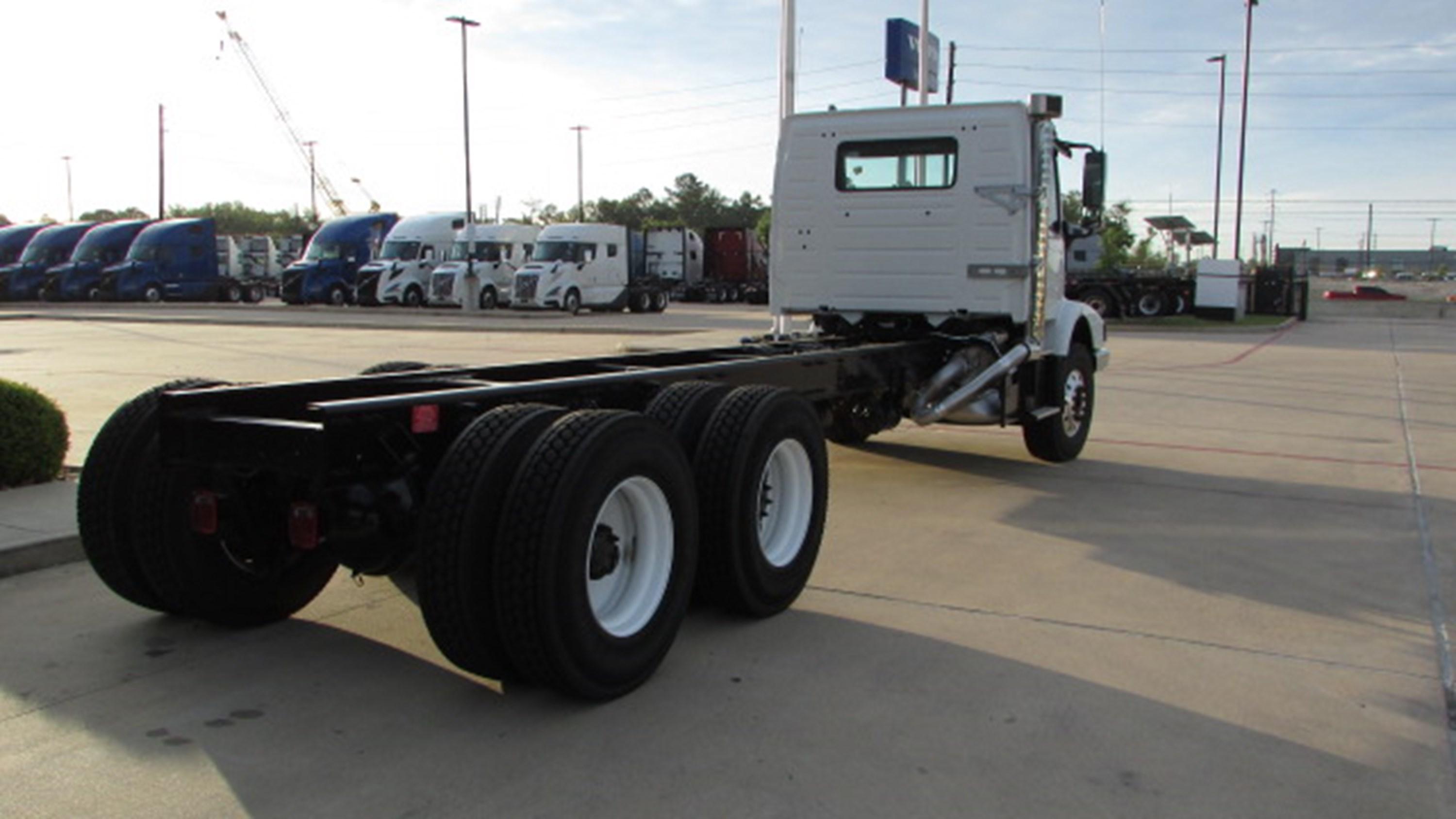2025 Volvo in HOUSTON, TX — photo 4