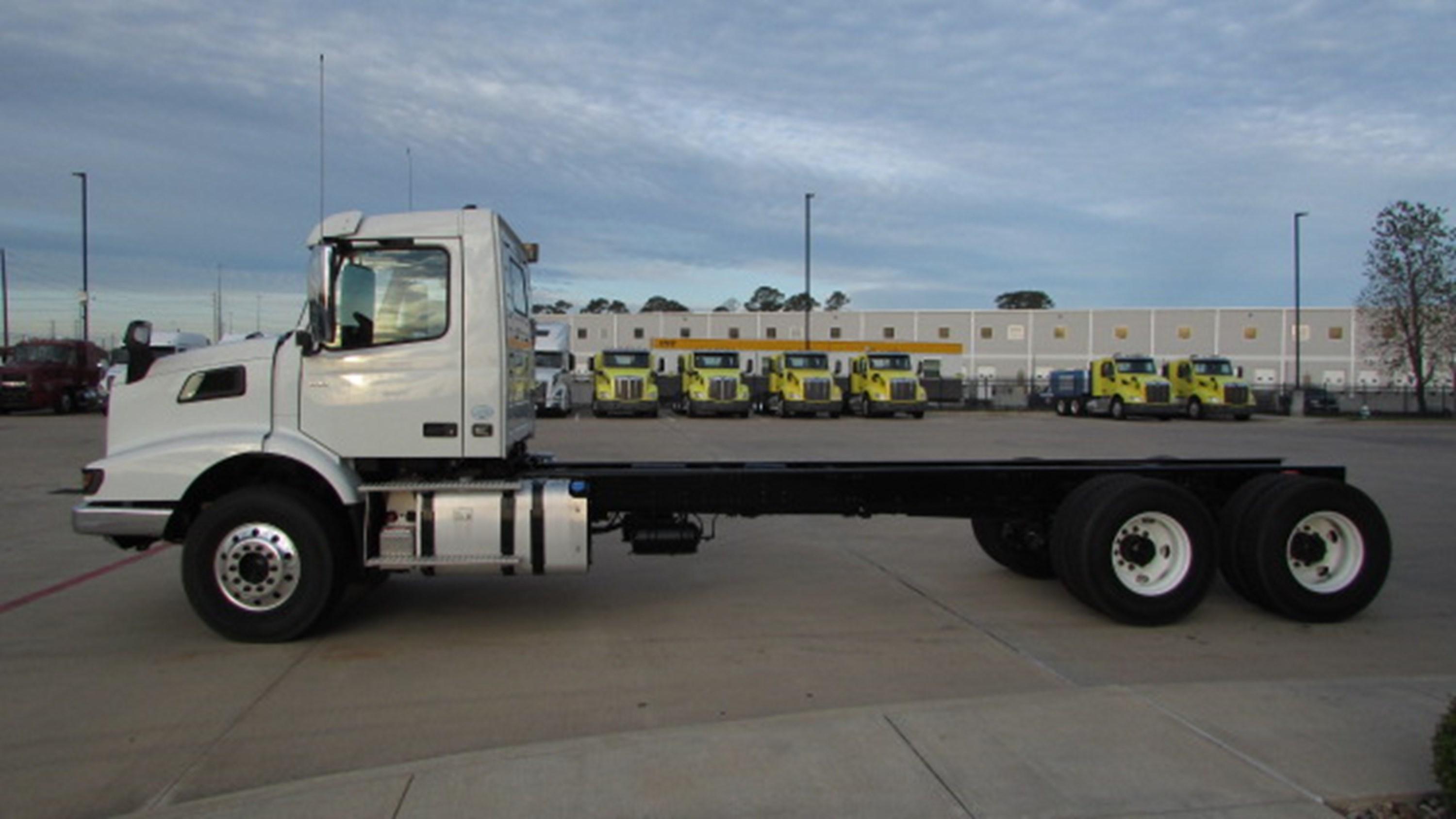 2025 Volvo in HOUSTON, TX — photo 6