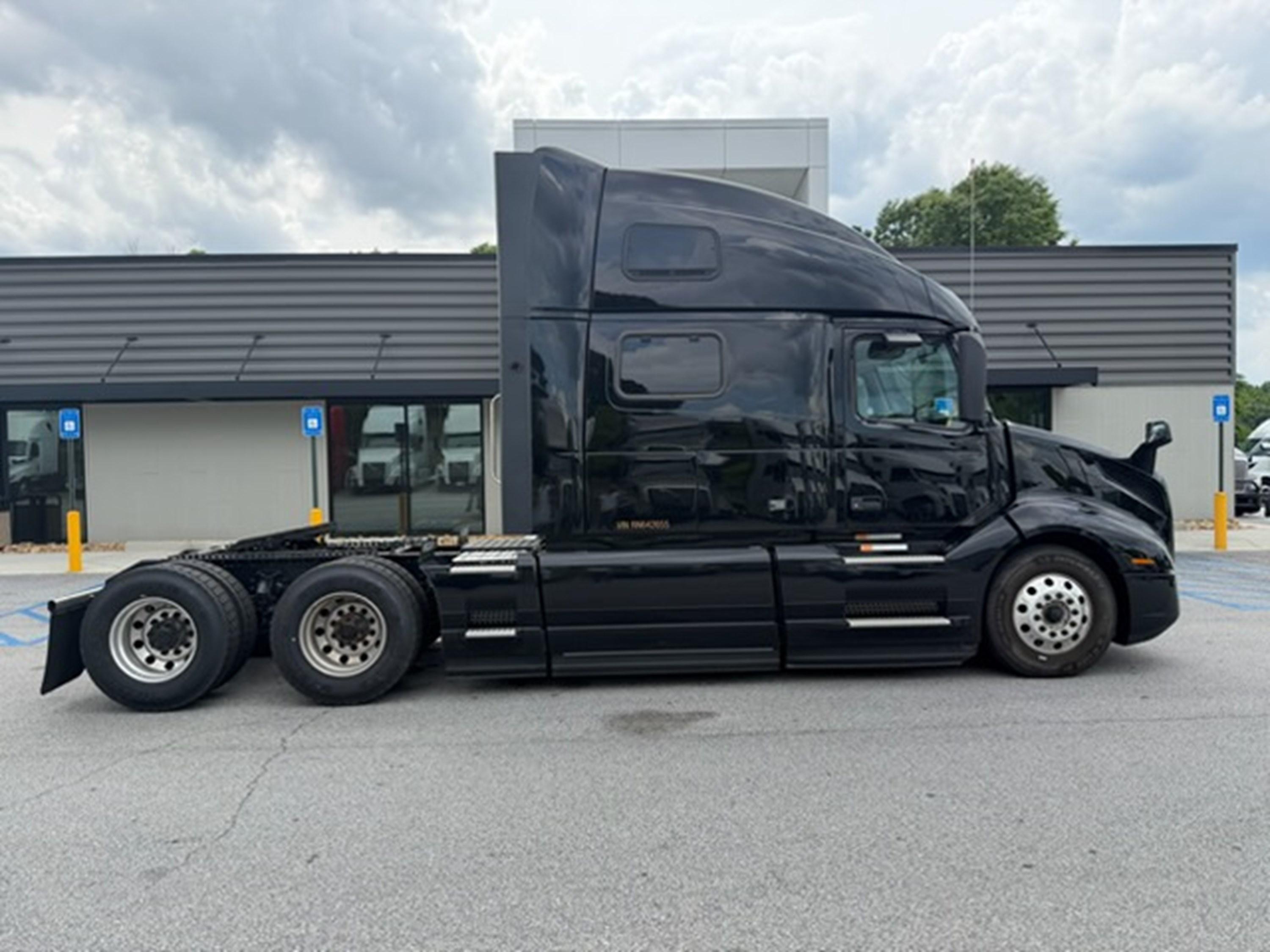 2024 Volvo VNL 860 — photo 2