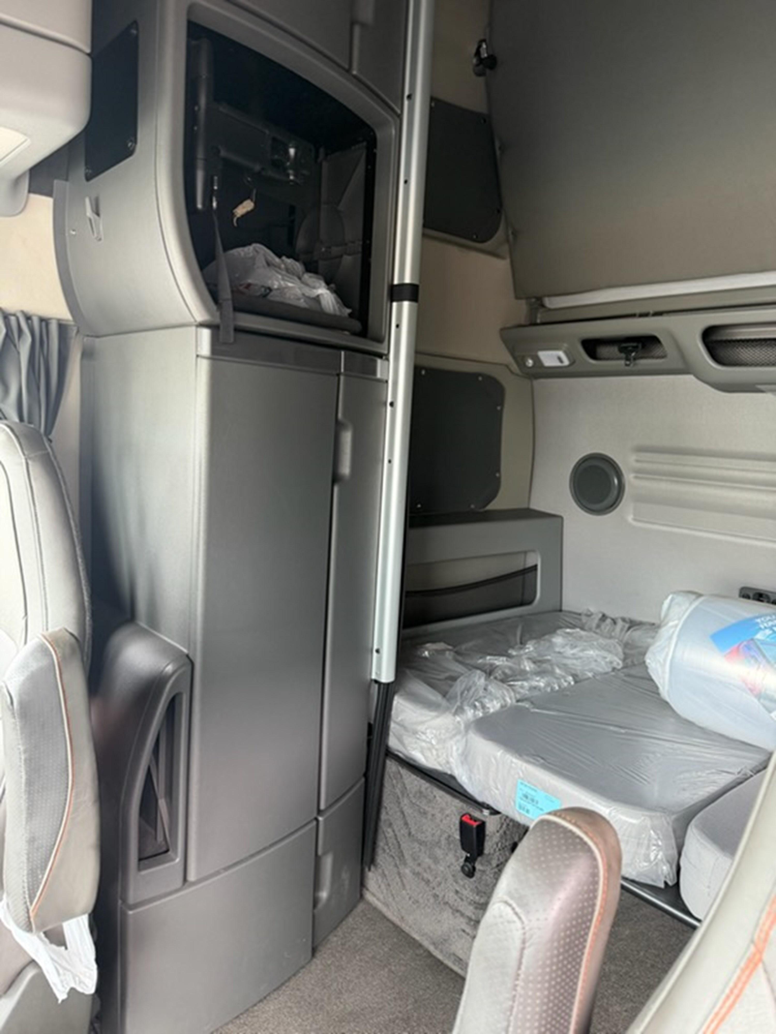 2024 Volvo VNL 860 — photo 9