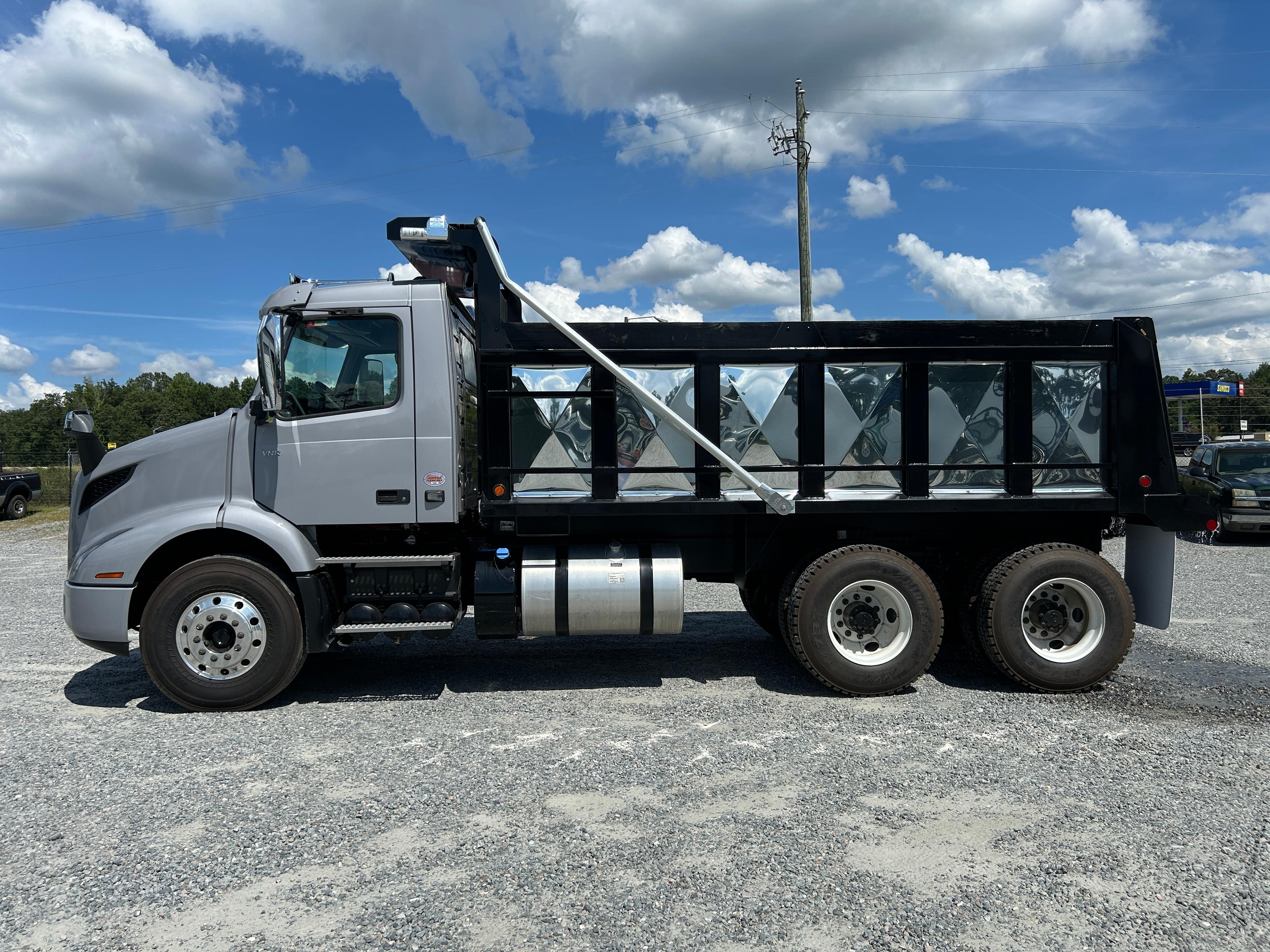 2025 Volvo VNR 640 in MACON, GA — photo 3