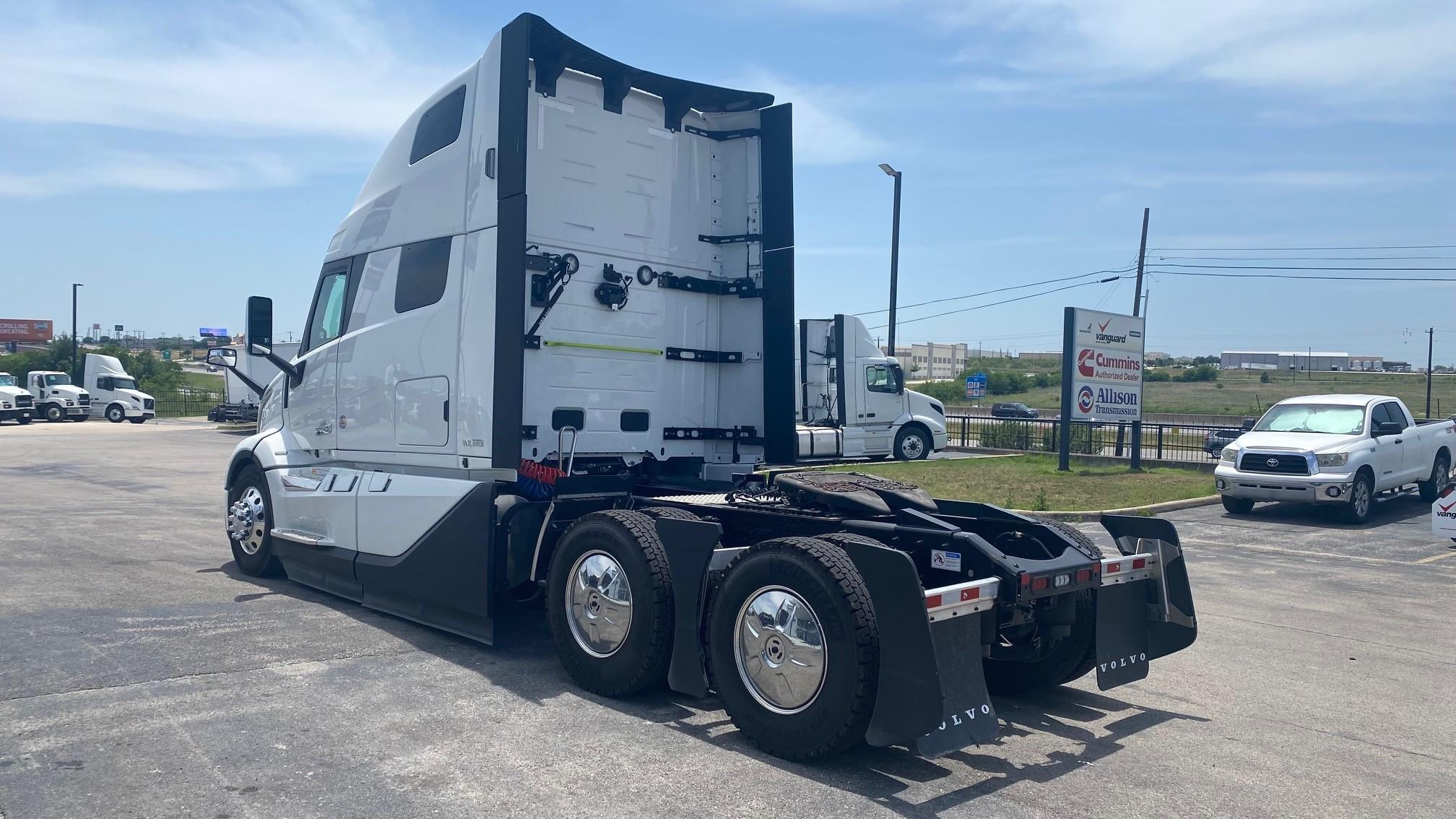2025 Volvo VNL 860 in AUSTIN, TX — photo 3