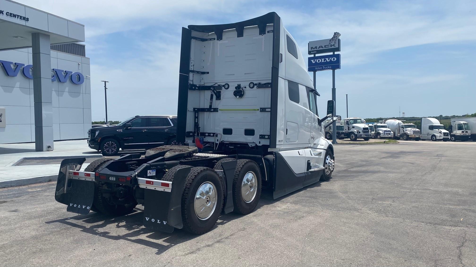 2025 Volvo VNL 860 in AUSTIN, TX — photo 5