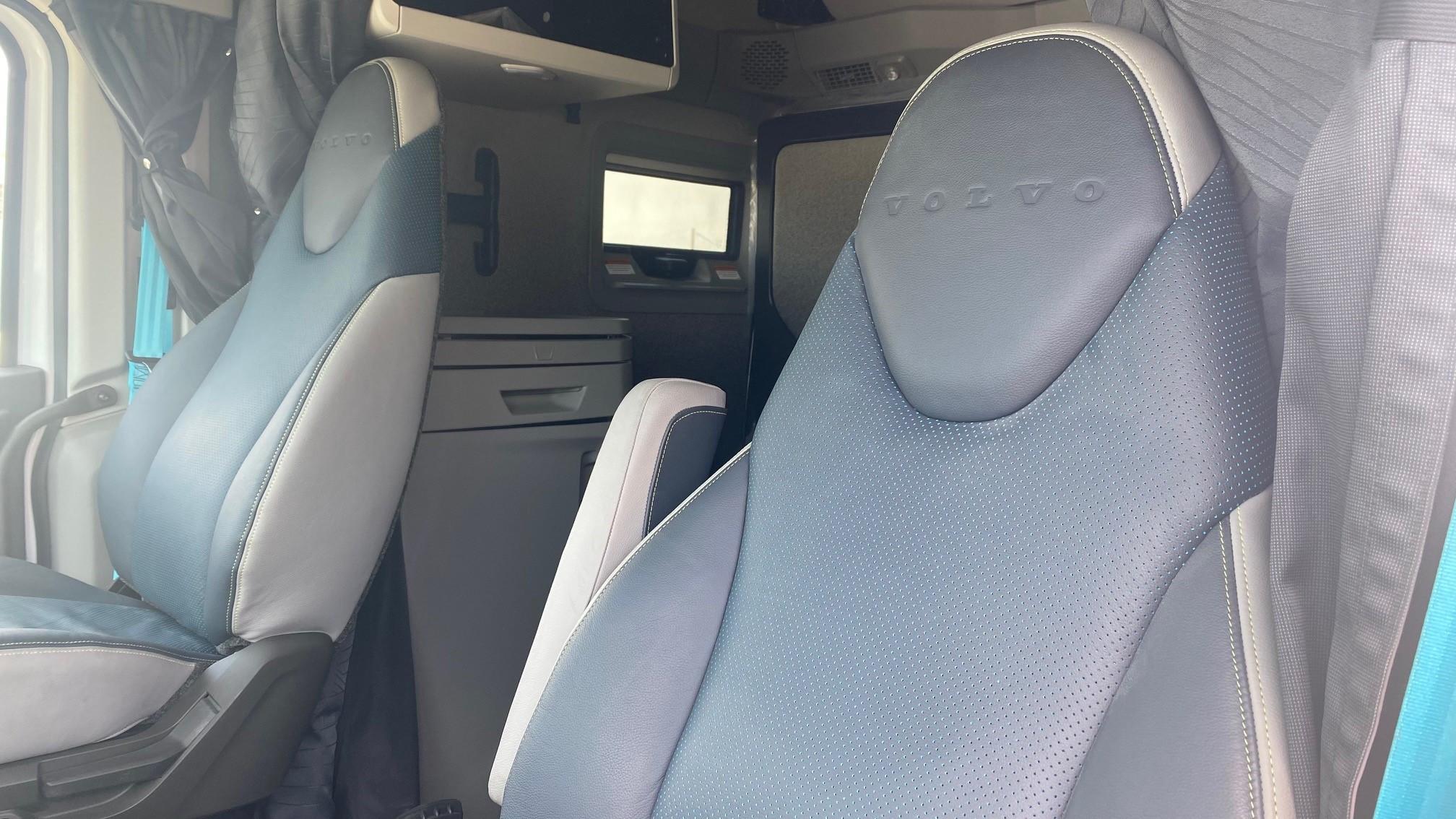 2025 Volvo VNL 860 in AUSTIN, TX — photo 11