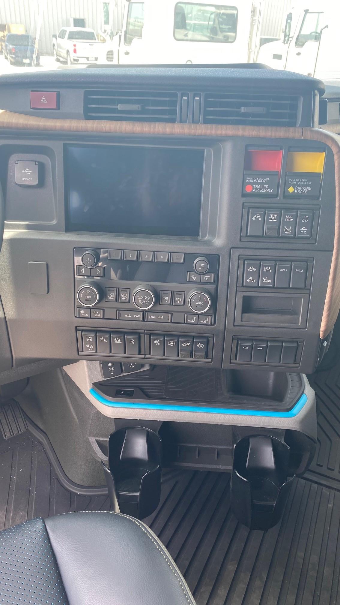 2025 Volvo VNL 860 in AUSTIN, TX — photo 14